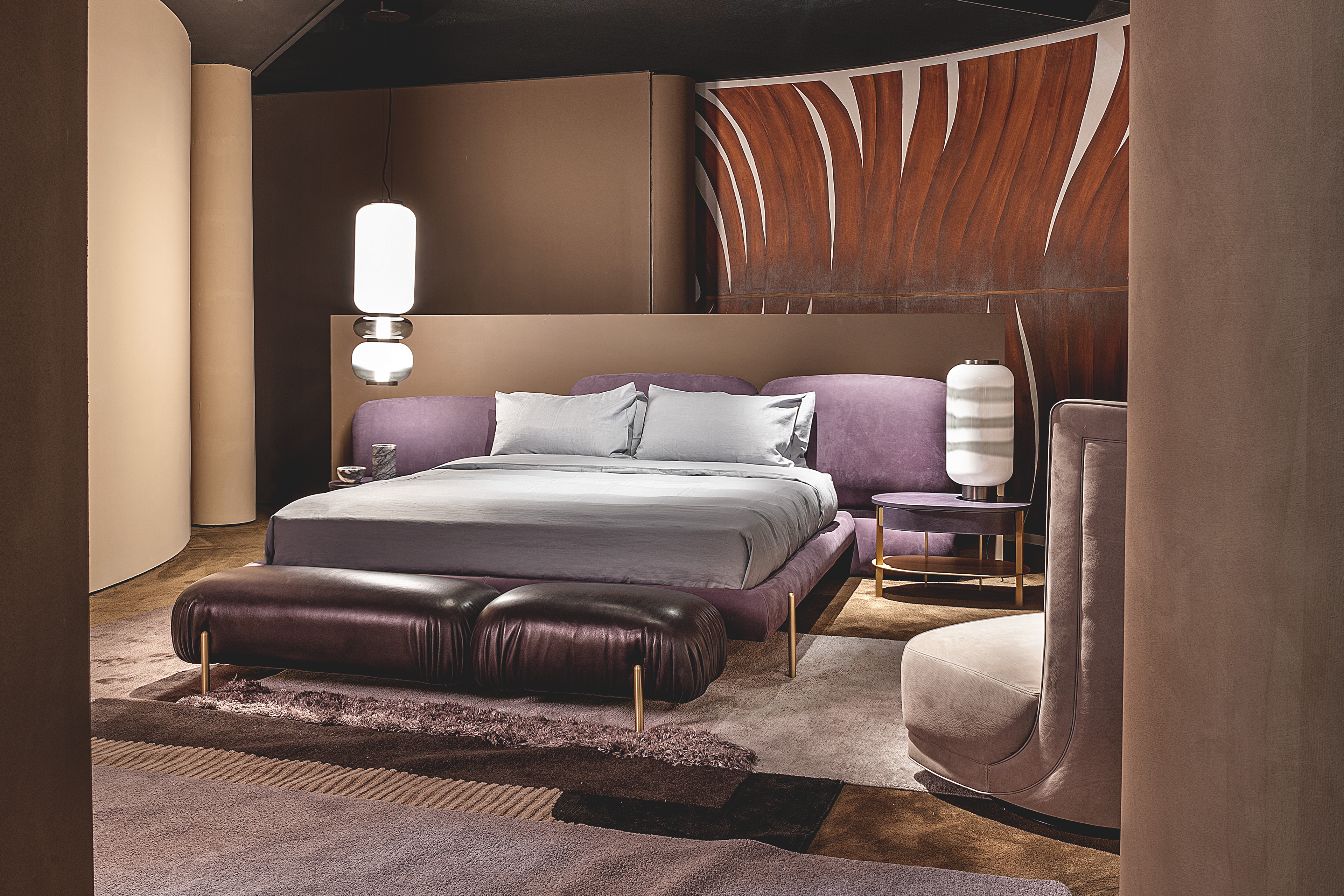 Pittura naturale in argilla nei colori Cipria, Vinaccia e Wengè applicata su pannelli nello stand delle collezioni Gallery e Home di Baxter al Salone del Mobile di Milano 2022.Fotografia: per gentile concessione di Baxter