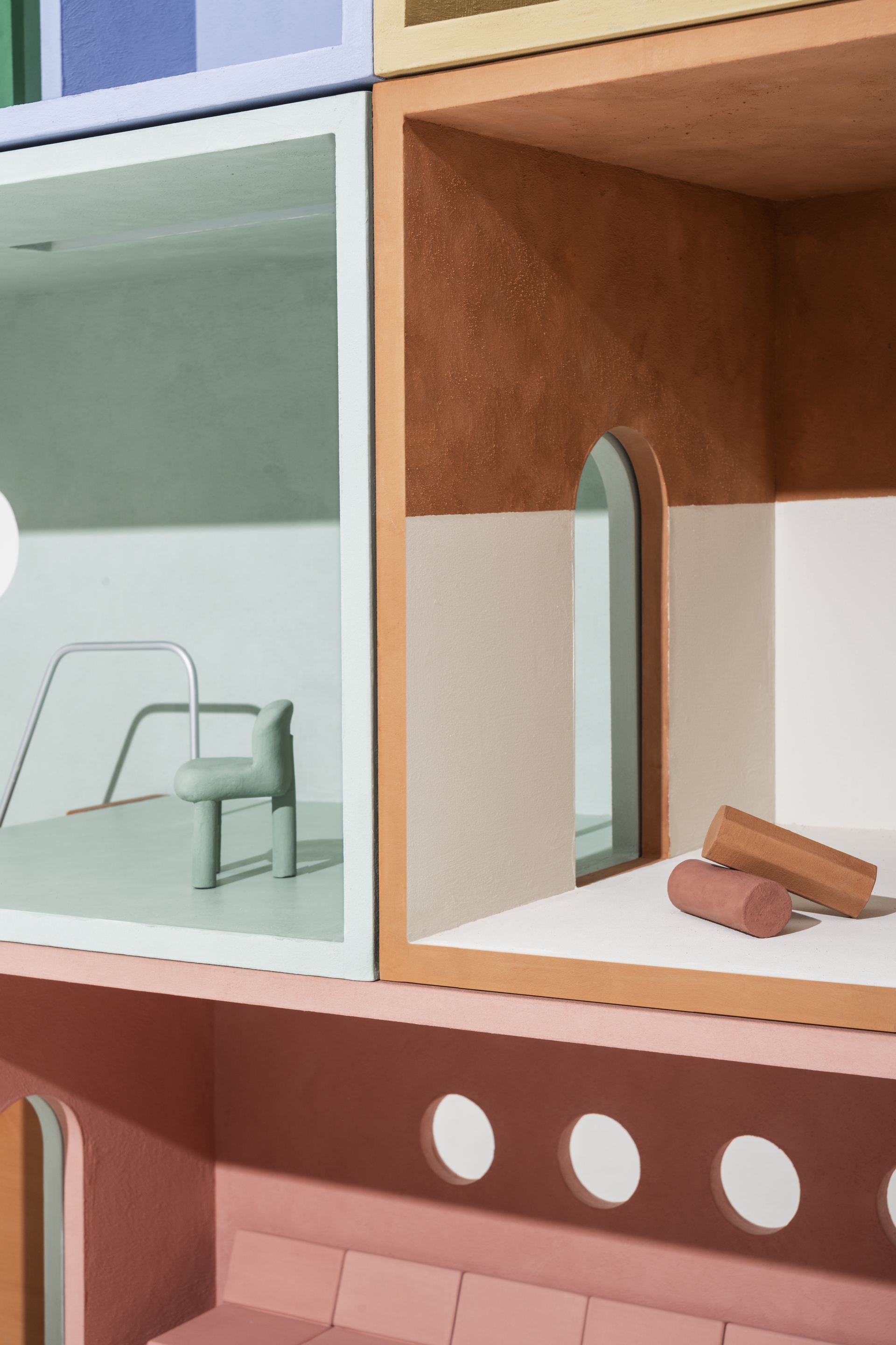 MATTEOBRIONI SkinClay powder paint applied to the surfaces of the Doll's house model designed by Studio Irvine. Photography by Delfino Sisto Legnani