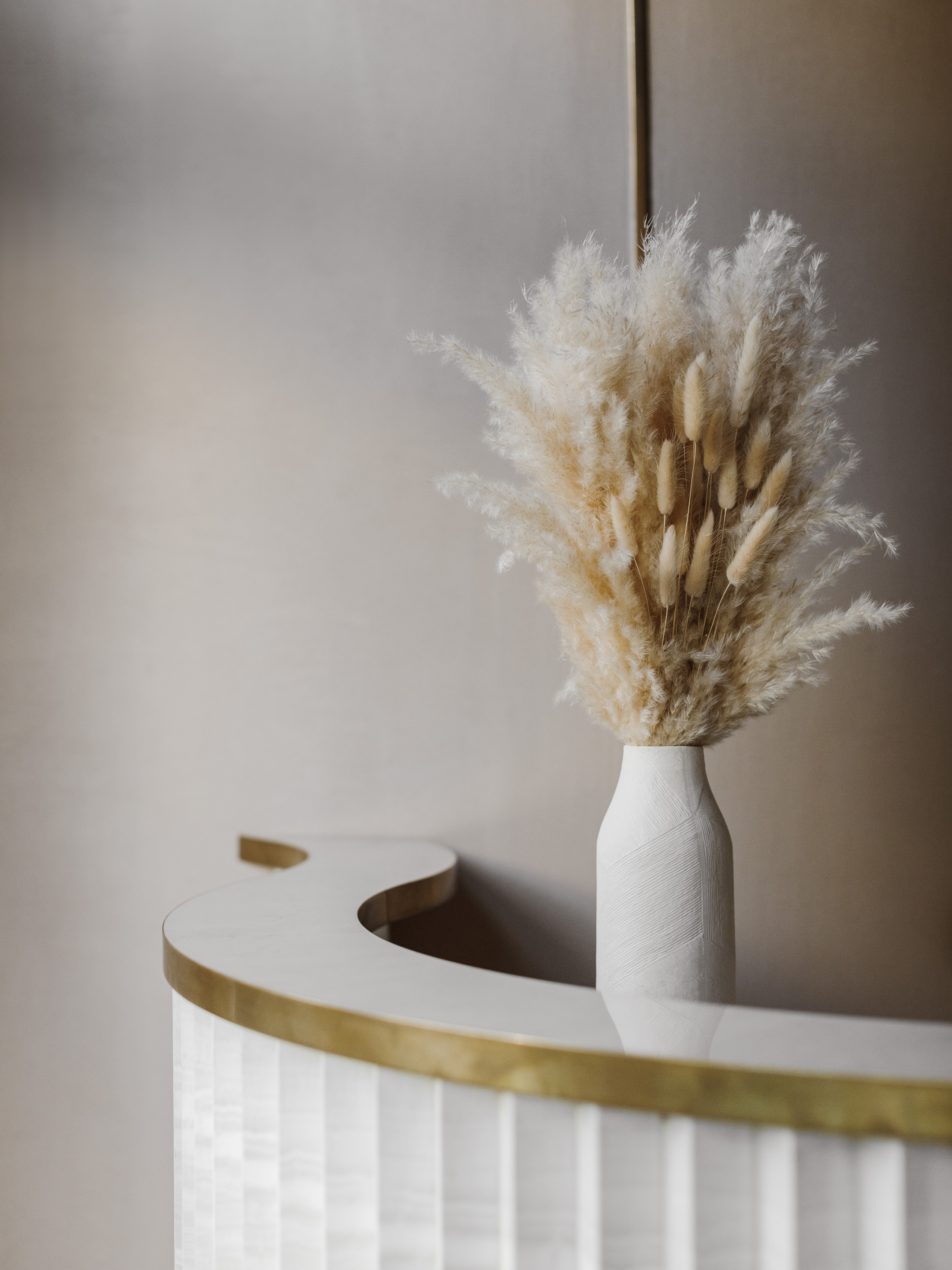 Reinforced fine grain clay plaster for the Michael John Guzzon Hair Salon in London. Project by Maria Oliva Interiors. Photographer: @ashjamesphotography  Ash James