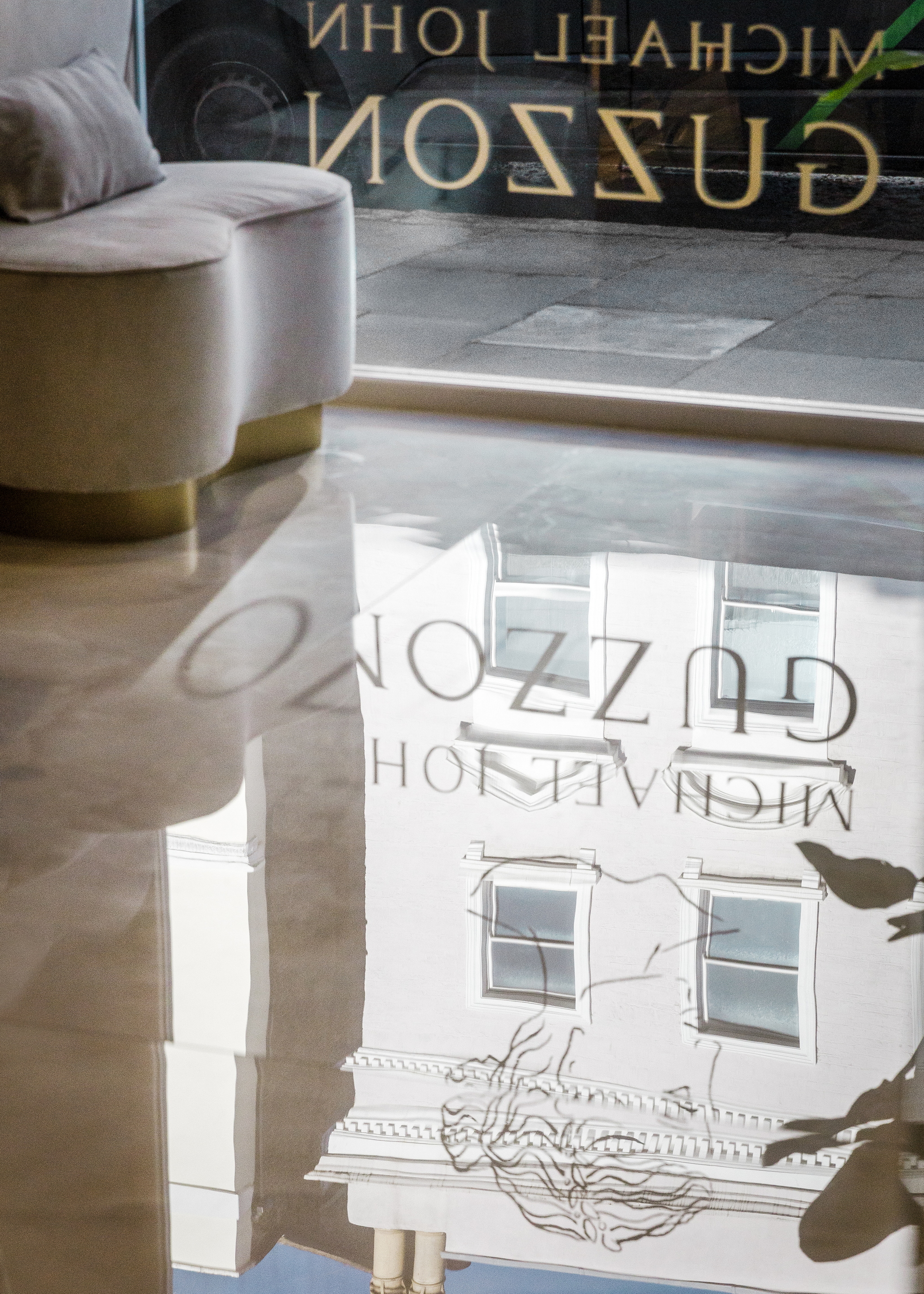 Reinforced fine grain clay plaster for the Michael John Guzzon Hair Salon in London. Project by Maria Oliva Interiors. Photographer: @ashjamesphotography  Ash James