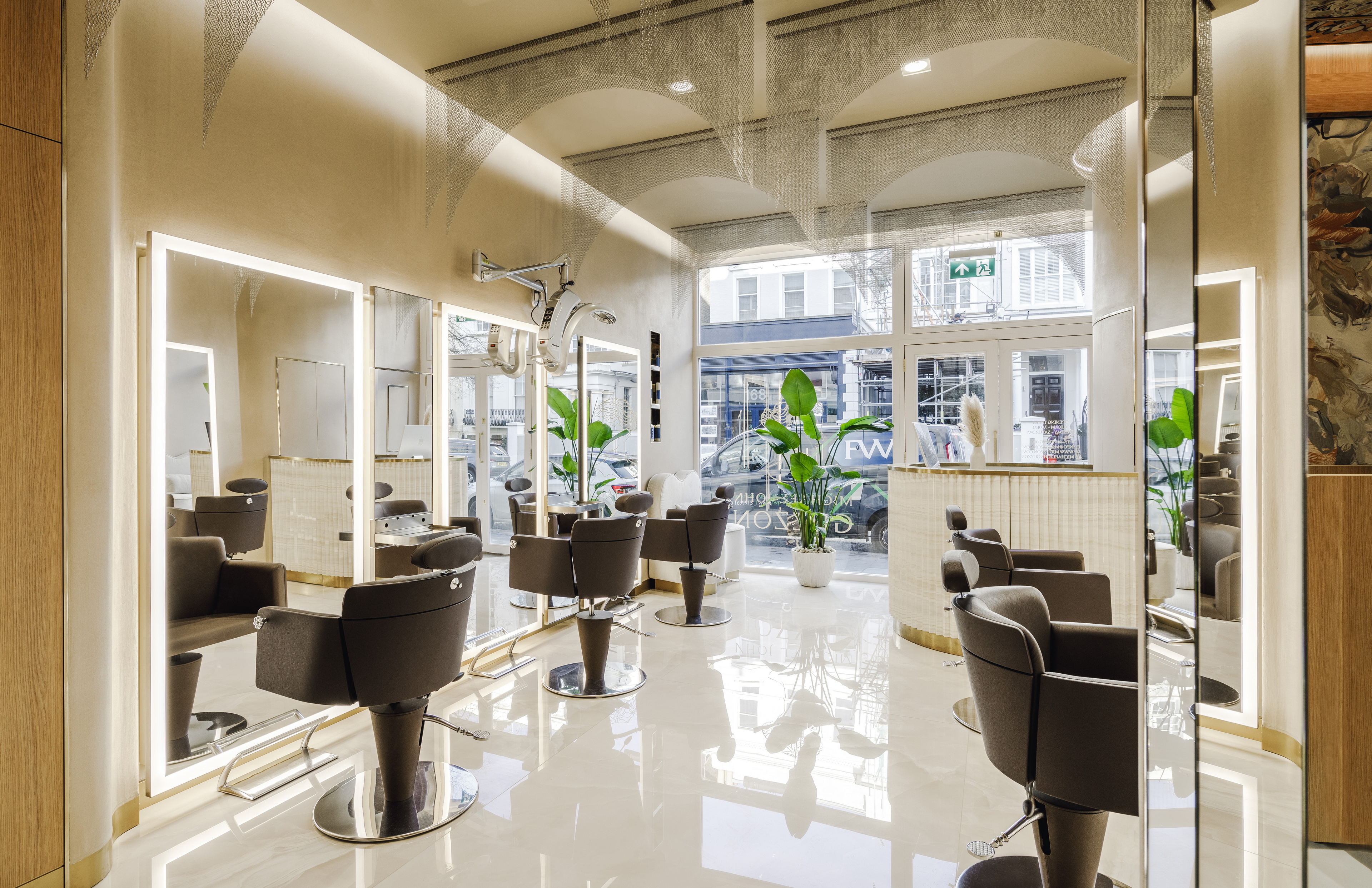 Intonachino fine rinforzato a base di argilla per il Michael John Guzzon Hair Salon a Londra su progetto di Maria Oliva Interiors Fotografia: @ashjamesphotography  Ash James
