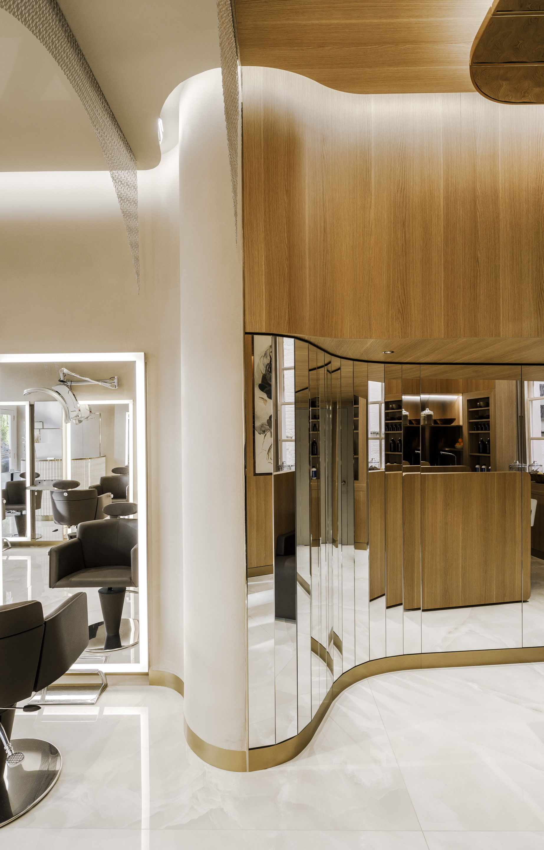 Intonachino fine rinforzato a base di argilla per il Michael John Guzzon Hair Salon a Londra su progetto di Maria Oliva Interiors Fotografia: @ashjamesphotography  Ash James