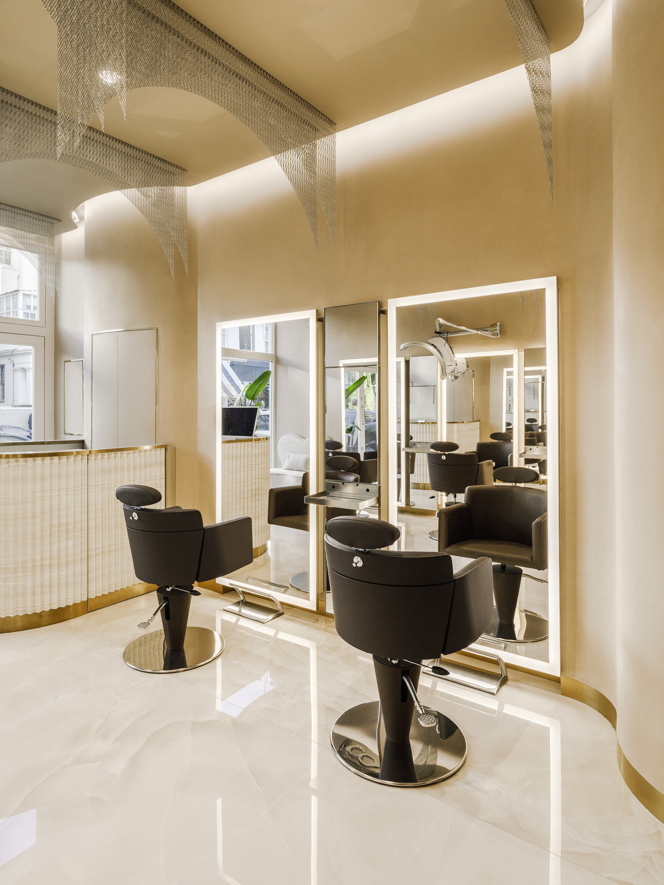 Intonachino fine rinforzato a base di argilla per il Michael John Guzzon Hair Salon a Londra su progetto di Maria Oliva Interiors Fotografia: @ashjamesphotography  Ash James