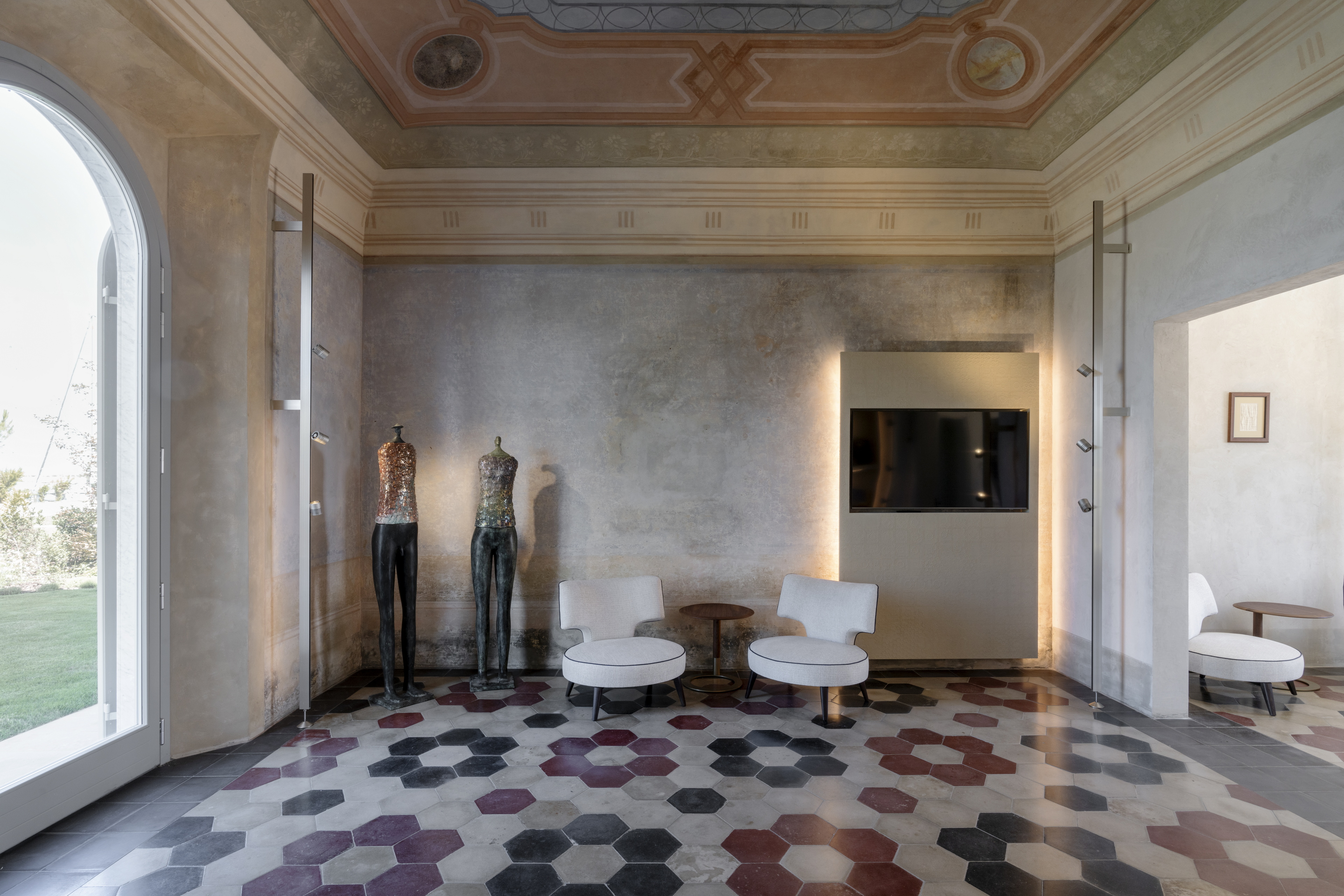 Fine grain clay plaster for the interiors of the historic Art Nouveau villa Romboli in Marina di Pisa. TerraVista Smooth clay fine plaster applied to walls and TerraEvoca 2-Layer clay decorative finishes applied to panels, both in Panna color (cream). Project by Pierattelli Architetture and Delfina Design. Photo by Andrea Martiradonna