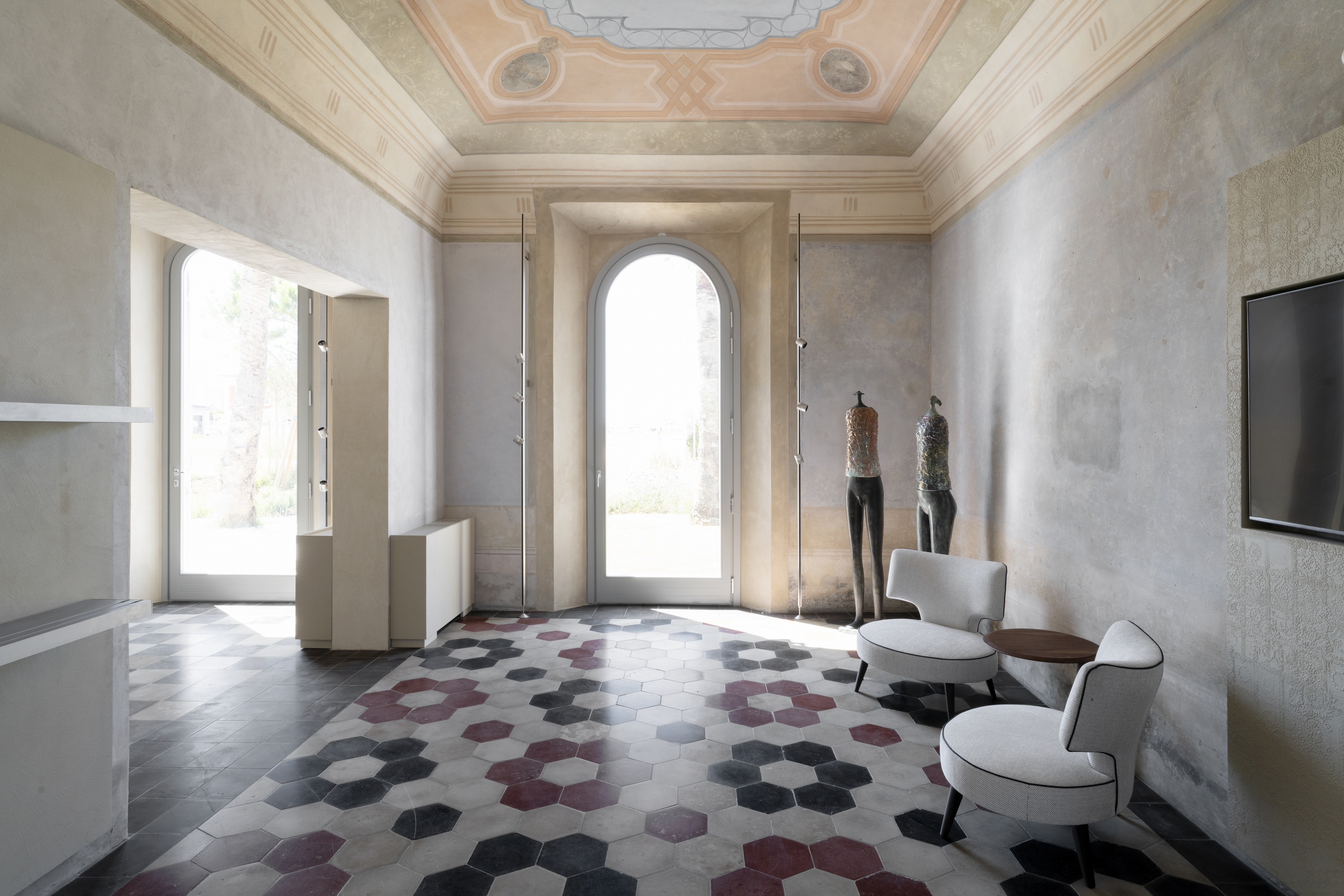 Finiture in argilla a grana fine per Villa Romboli a Marina di Pisa. Progetto di Pierattelli Architetture e Delfina Design. Intonachino fine in argilla TerraVista Liscio applicato su pareti e finiture decorative in argilla TerraEvoca 2 Livelli applicate su pannelli, entrambi in color Panna. Fotografia Andrea Martiradonna.