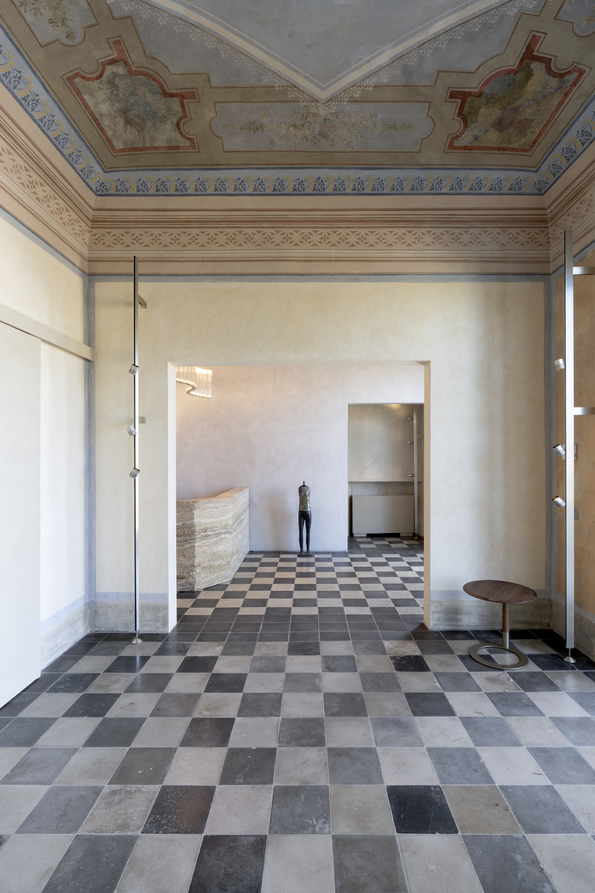 Finiture in argilla a grana fine per Villa Romboli a Marina di Pisa. Progetto di Pierattelli Architetture e Delfina Design. Intonachino fine in argilla TerraVista Liscio applicato su pareti e finiture decorative in argilla TerraEvoca 2 Livelli applicate su pannelli, entrambi in color Panna. Fotografia Andrea Martiradonna.