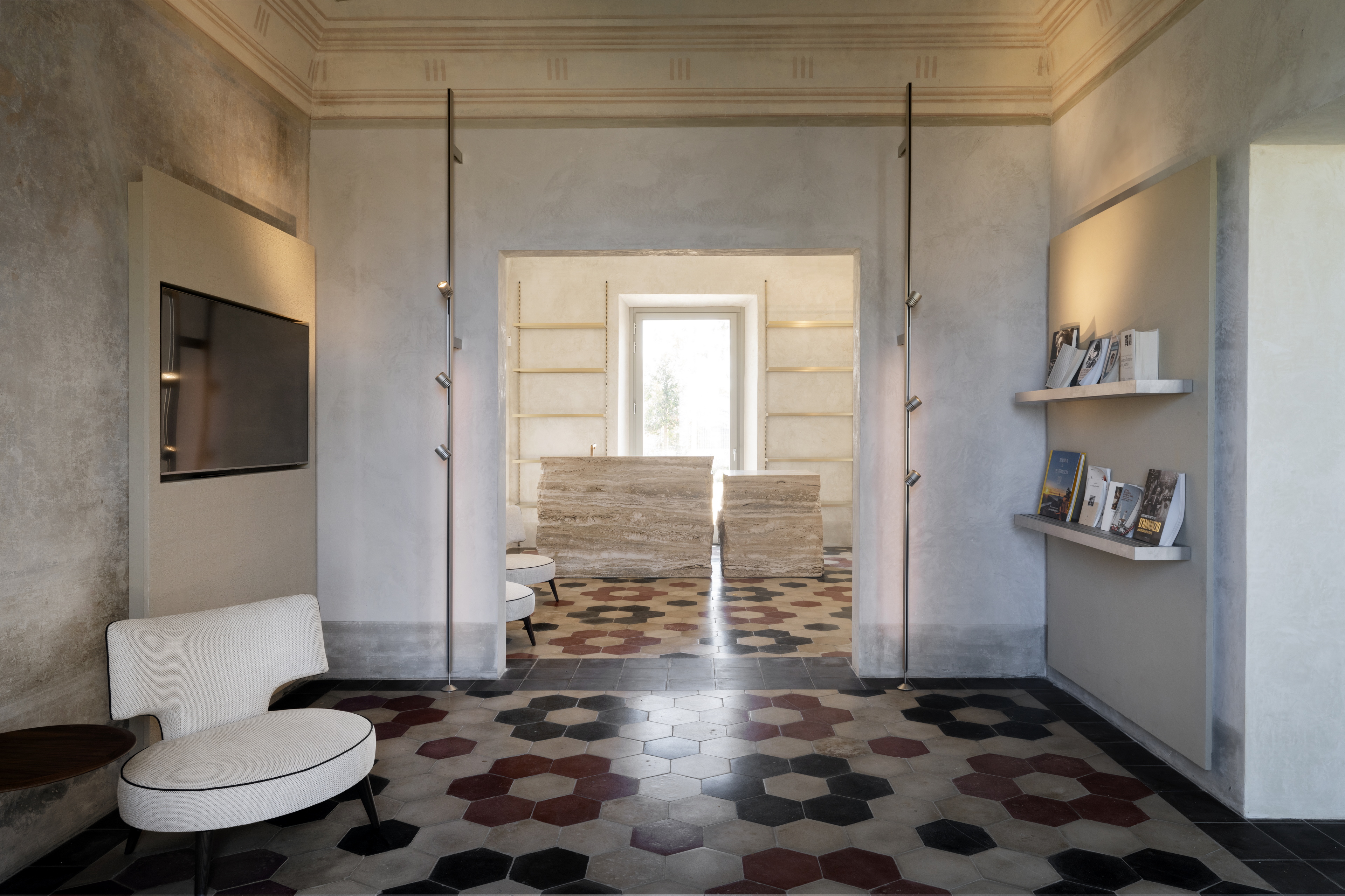 Fine grain clay plaster for the interiors of the historic Art Nouveau villa Romboli in Marina di Pisa. TerraVista Smooth clay fine plaster applied to walls and TerraEvoca 2-Layer clay decorative finishes applied to panels, both in Panna color (cream). Project by Pierattelli Architetture and Delfina Design. Photo by Andrea Martiradonna