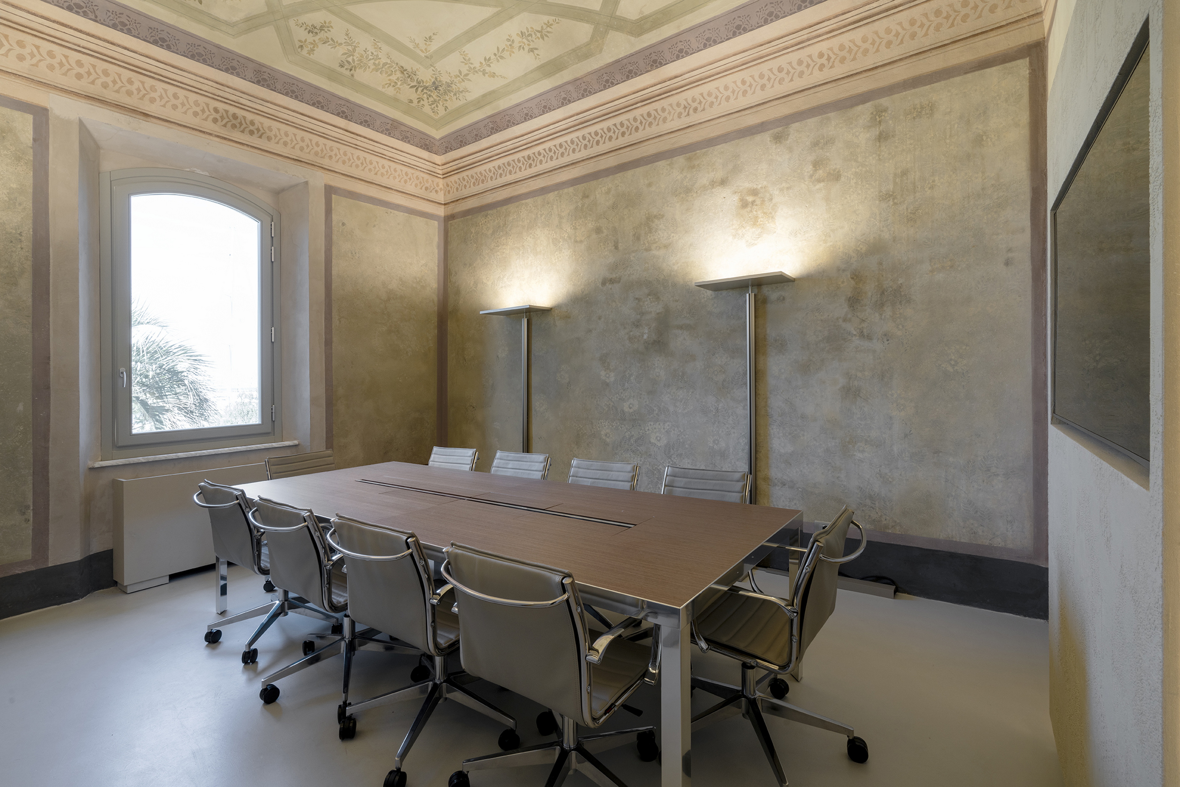 Fine grain clay plaster for the interiors of the historic Art Nouveau villa Romboli in Marina di Pisa. TerraVista Smooth clay fine plaster applied to walls and TerraEvoca 2-Layer clay decorative finishes applied to panels, both in Panna color (cream). Project by Pierattelli Architetture and Delfina Design. Photo by Andrea Martiradonna
