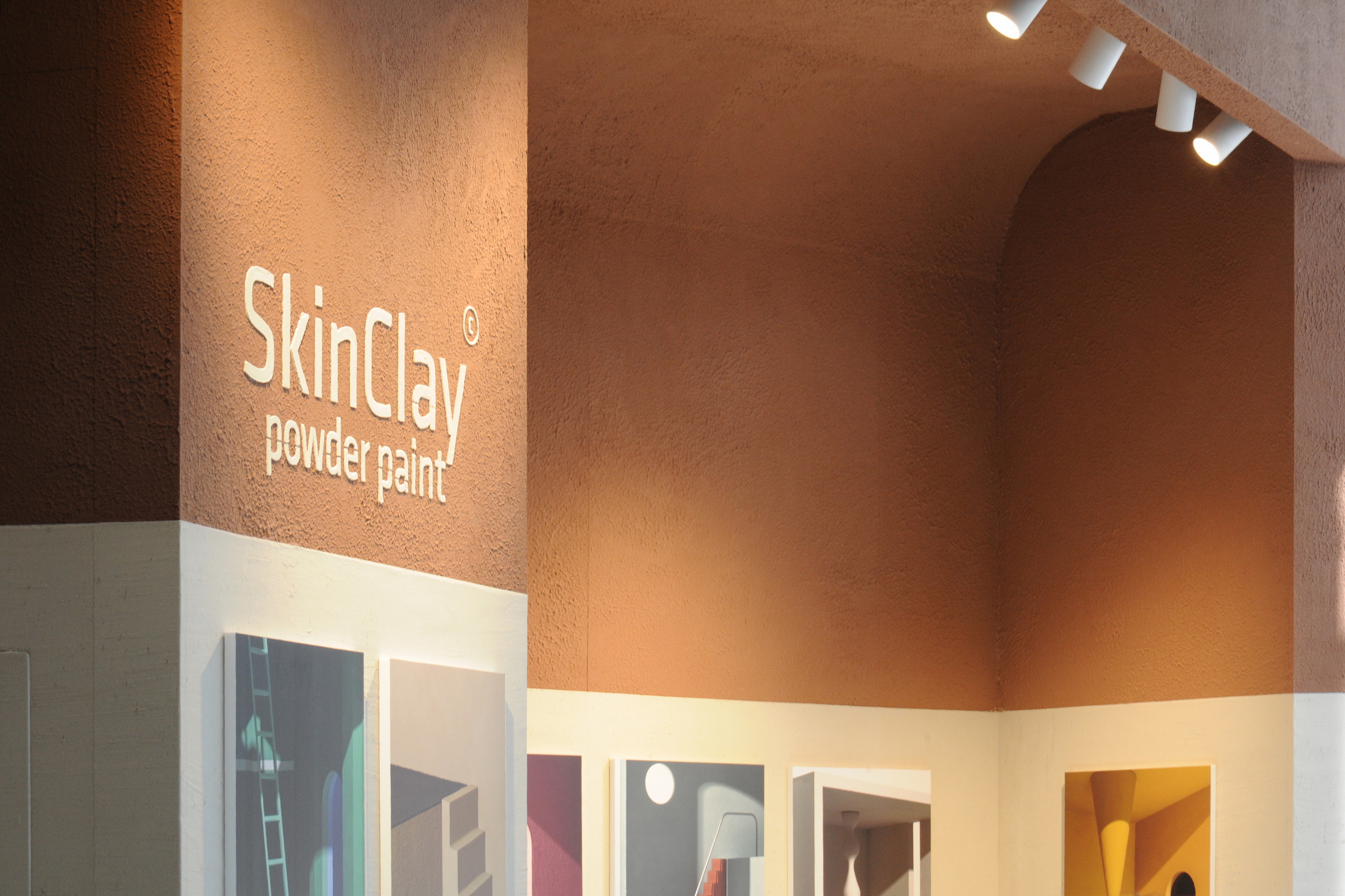 Natural clay finishes for the MATTEOBRIONI stand at CERSAIE 2023 in Bologna. Fine- and coarse-grained clay finishing plasters applied to panels. Design by Studio irvine. Photography Lorenzo Carmassi