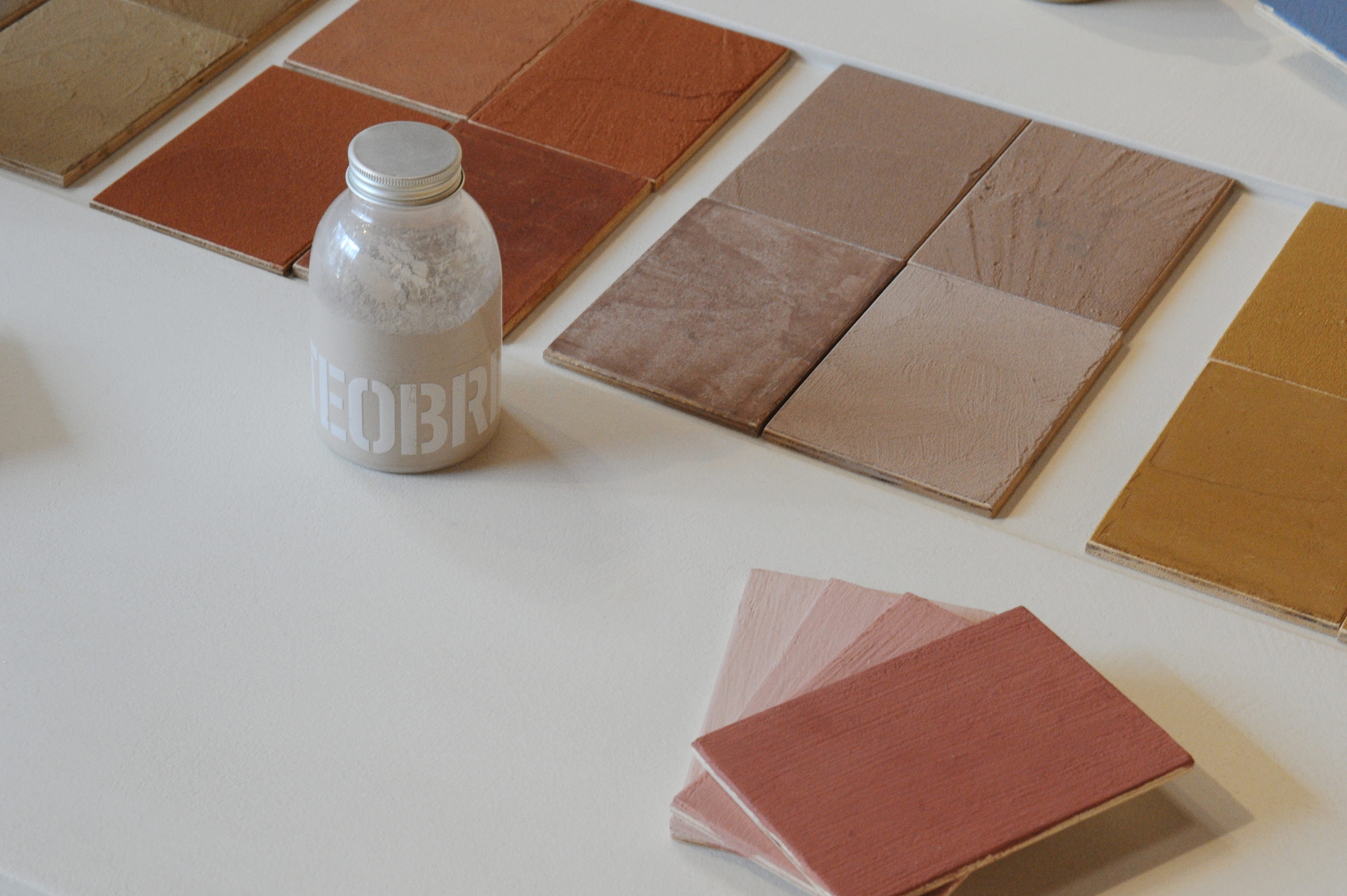 Natural clay finishes for the MATTEOBRIONI stand at CERSAIE 2023 in Bologna. Design by Studio irvine. Photography Lorenzo Carmassi