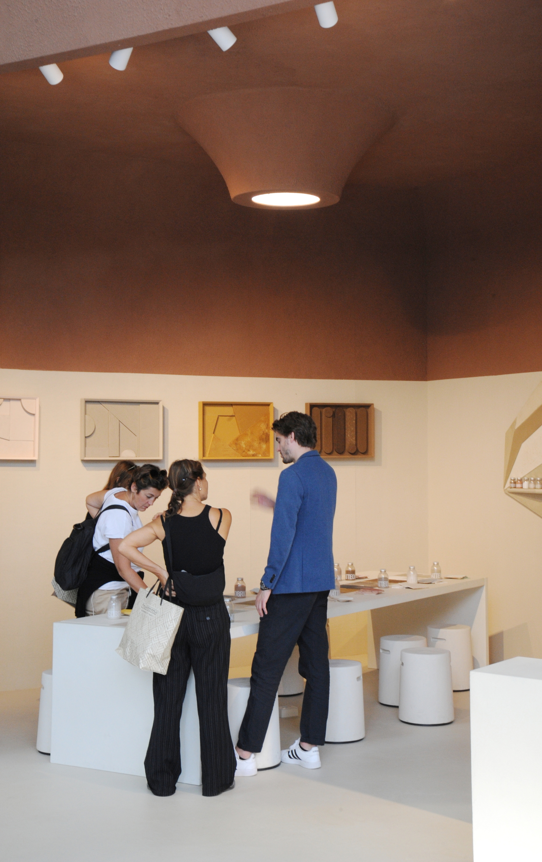 Natural clay finishes for the MATTEOBRIONI stand at CERSAIE 2023 in Bologna. Fine- and coarse-grained clay finishing plasters applied to panels. Design by Studio irvine. Photography Lorenzo Carmassi