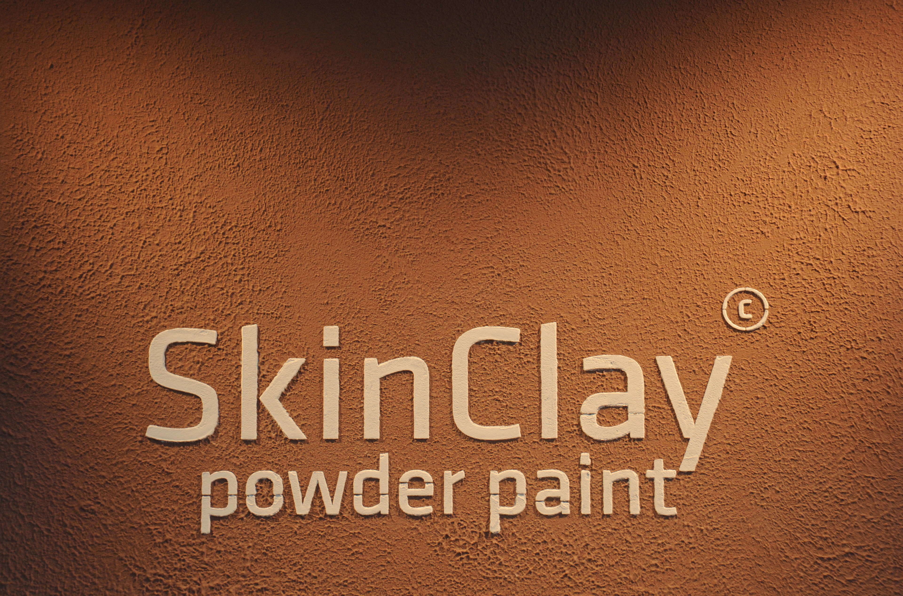 Natural clay finishes for the MATTEOBRIONI stand at CERSAIE 2023 in Bologna. Fine- and coarse-grained clay finishing plasters applied to panels. Design by Studio irvine. Photography Lorenzo Carmassi