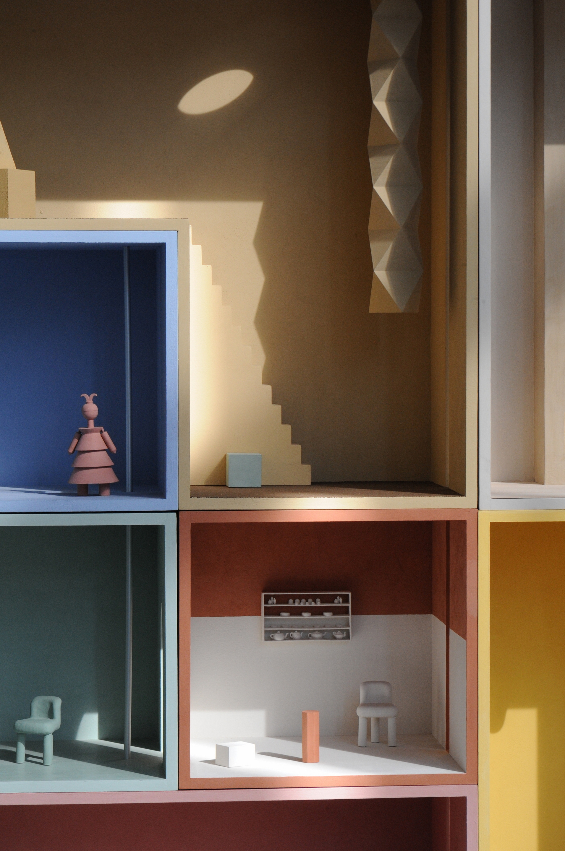 Natural clay finishes for the MATTEOBRIONI stand at CERSAIE 2023 in Bologna. SkinClay powder paint applied to the surfaces of the Doll's house model. Design by Studio Irvine. Photography Lorenzo Carmassi