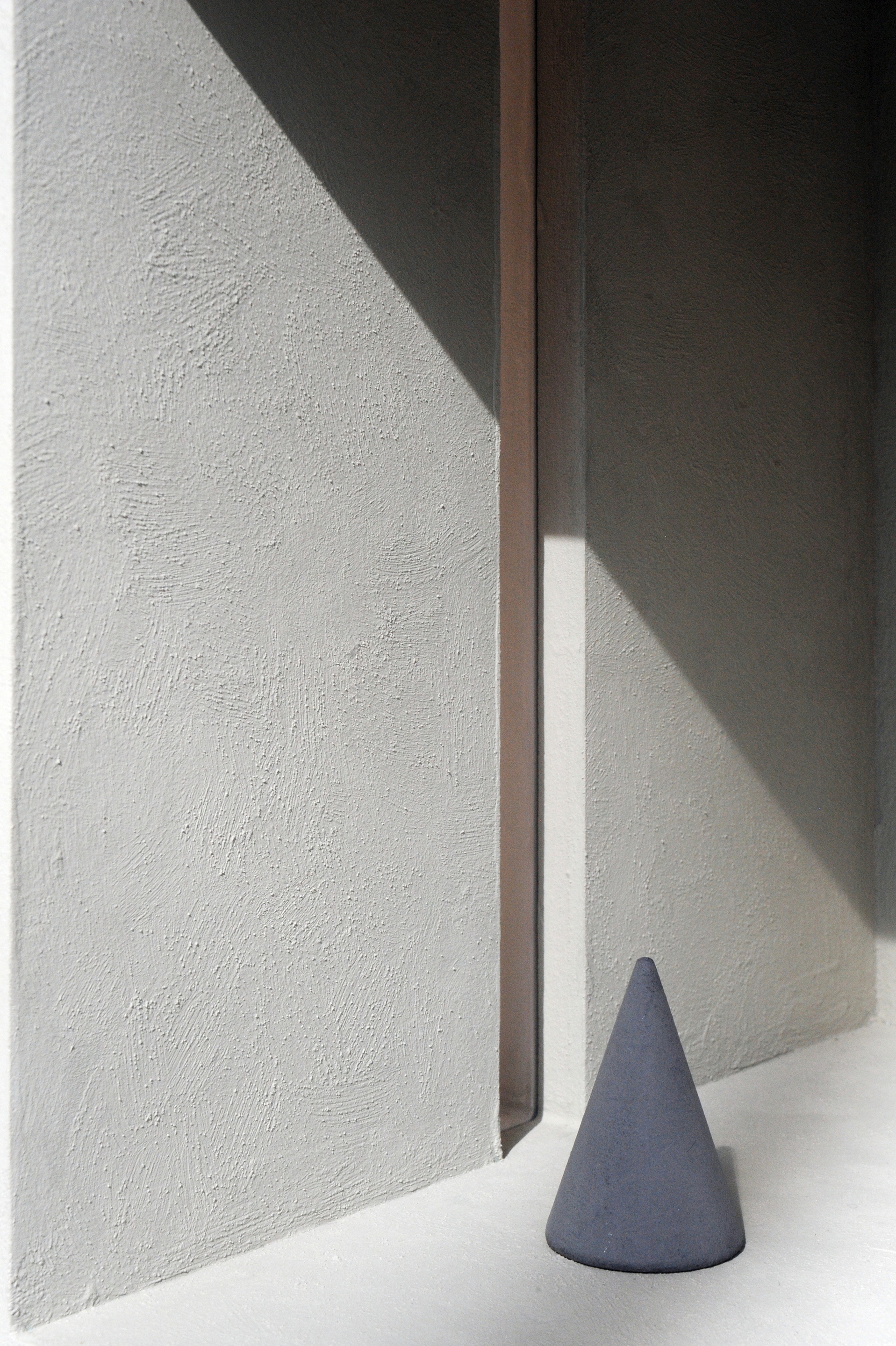 Natural clay finishes for the MATTEOBRIONI stand at CERSAIE 2023 in Bologna. SkinClay powder paint applied to the surfaces of the Doll's house model. Design by Studio Irvine. Photography Lorenzo Carmassi