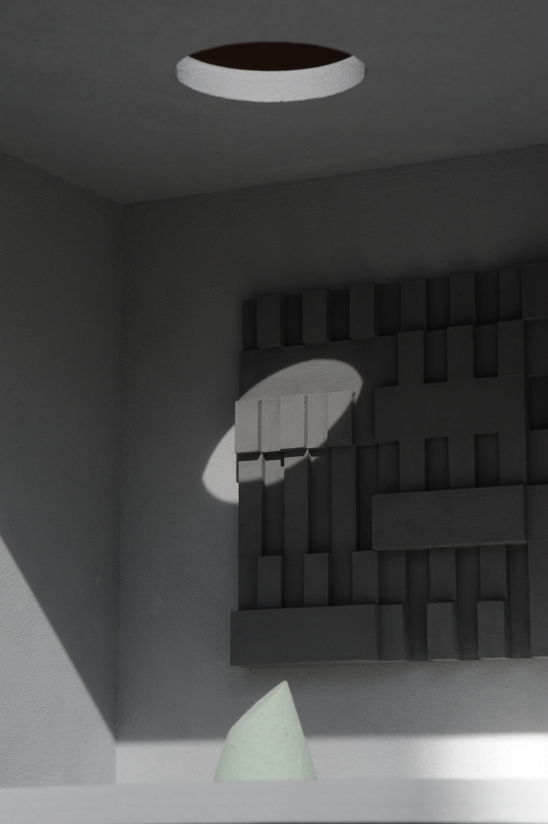 Natural clay finishes for the MATTEOBRIONI stand at CERSAIE 2023 in Bologna. SkinClay powder paint applied to the surfaces of the Doll's house model. Design by Studio Irvine. Photography Lorenzo Carmassi