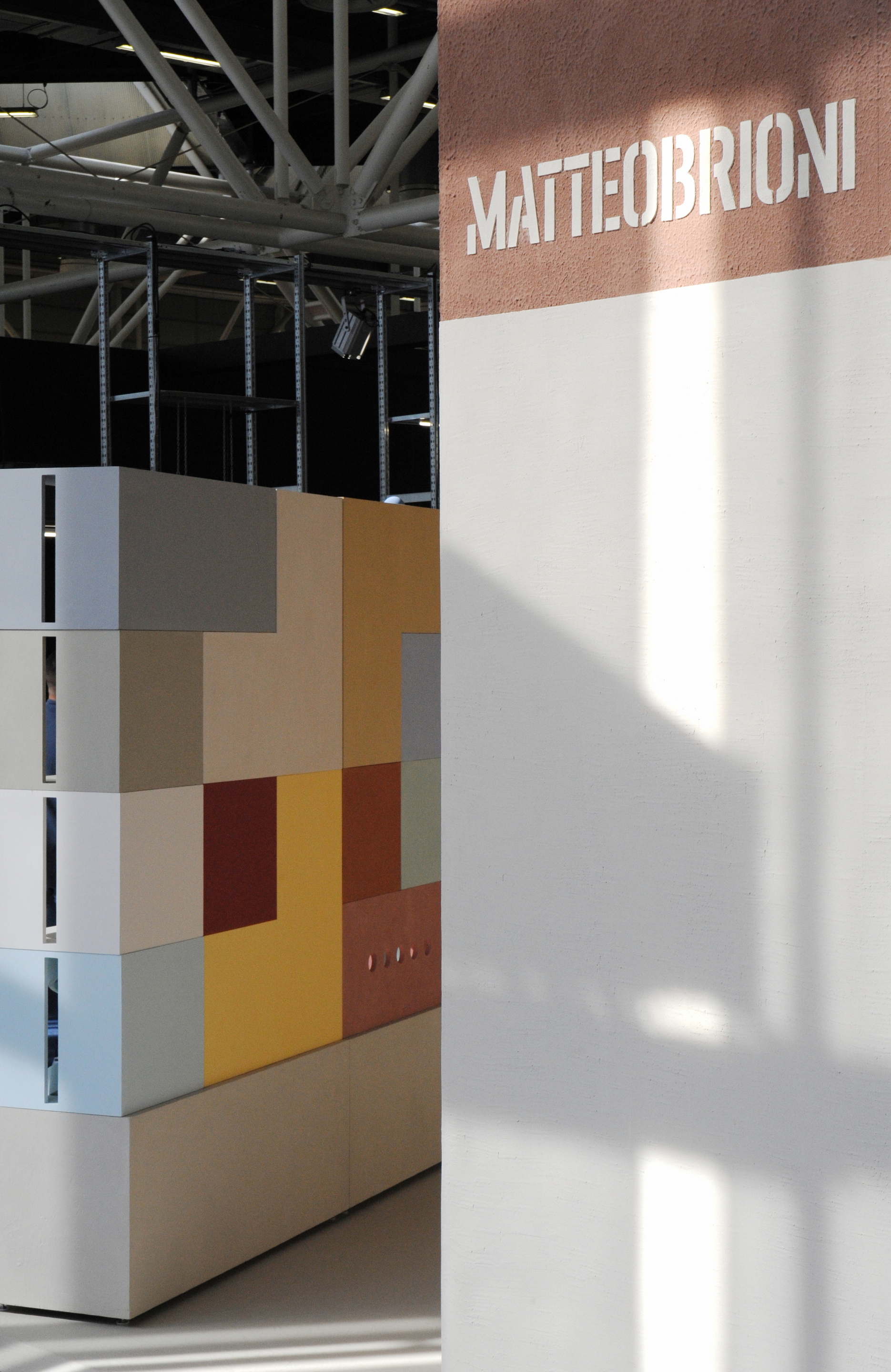 Natural clay finishes for the MATTEOBRIONI stand at CERSAIE 2023 in Bologna. SkinClay powder paint applied to the surfaces of the Doll's house model. Design by Studio Irvine. Photography Lorenzo Carmassi