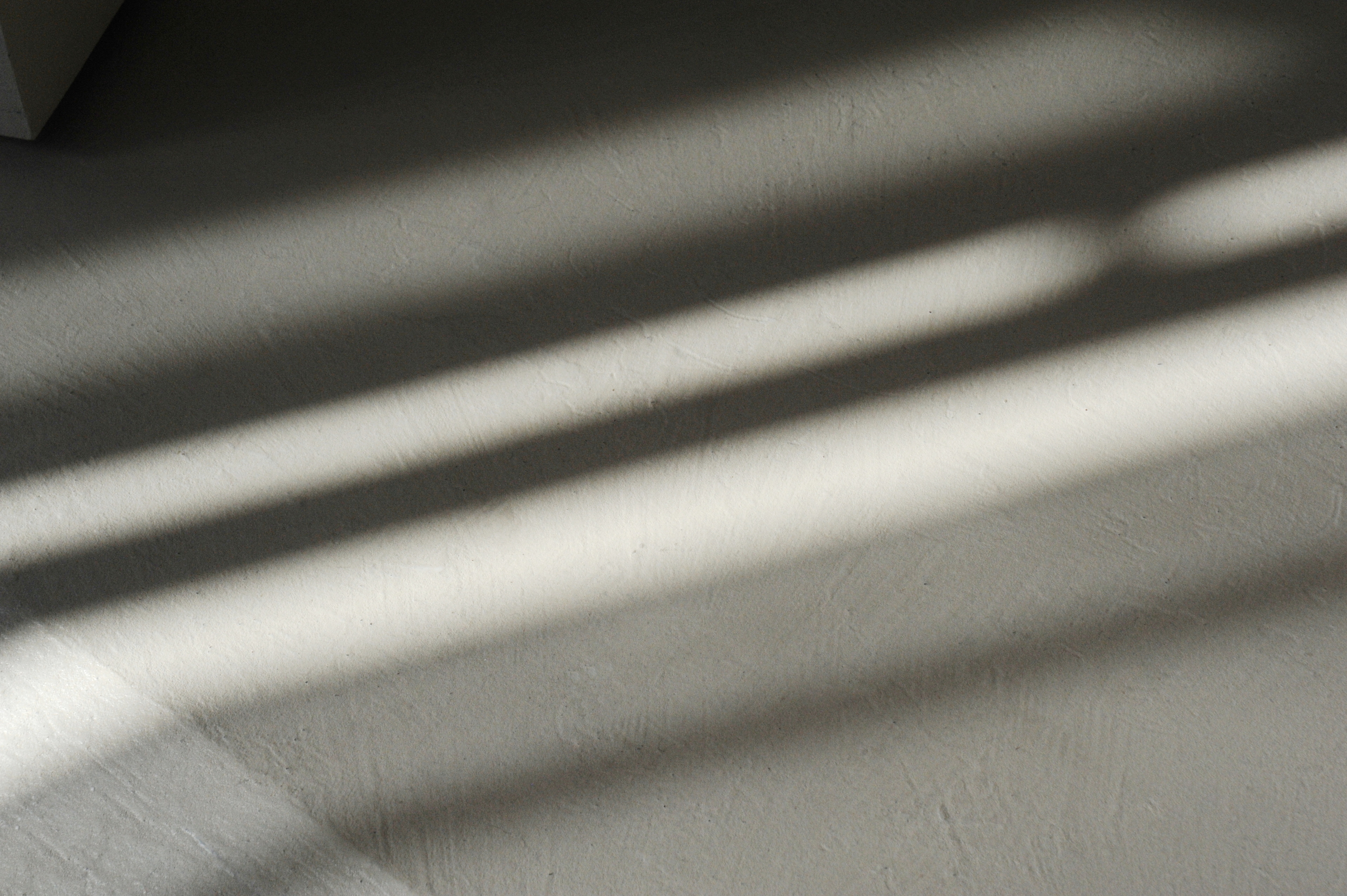 Natural clay finishes for the MATTEOBRIONI stand at CERSAIE 2023 in Bologna. Fine-grained mixture of clays and mineral binders TerraTon Floor applied on floors. Design by Studio irvine. Photography Lorenzo Carmassi