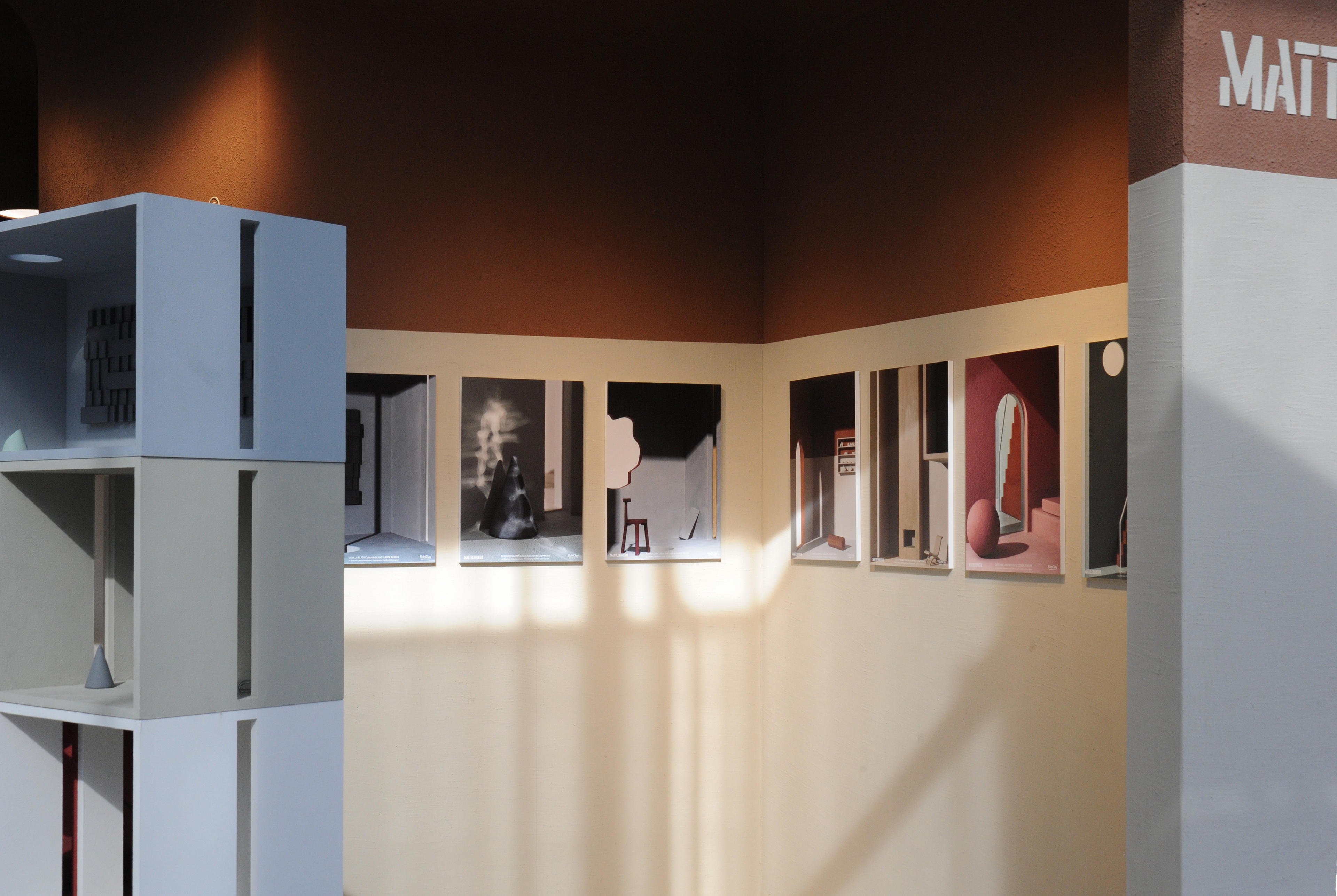 Natural clay finishes for the MATTEOBRIONI stand at CERSAIE 2023 in Bologna. Fine- and coarse-grained clay finishing plasters applied to panels. Design by Studio irvine. Photography Lorenzo Carmassi