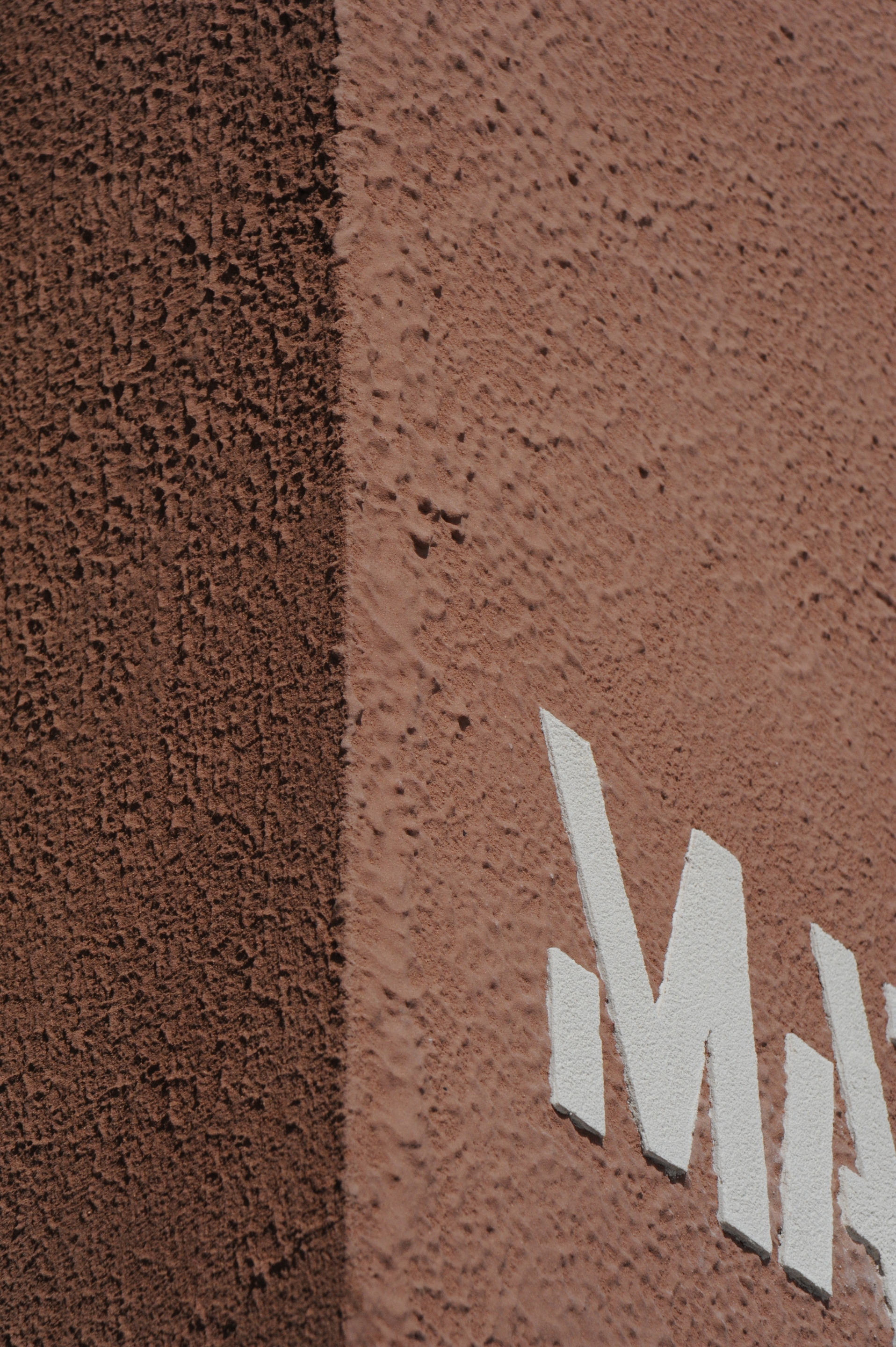 Natural clay finishes for the MATTEOBRIONI stand at CERSAIE 2023 in Bologna. Fine--grained clay finishing plaster TerraVista applied by spraying on panels. Design by Studio irvine. Photography Lorenzo Carmassi