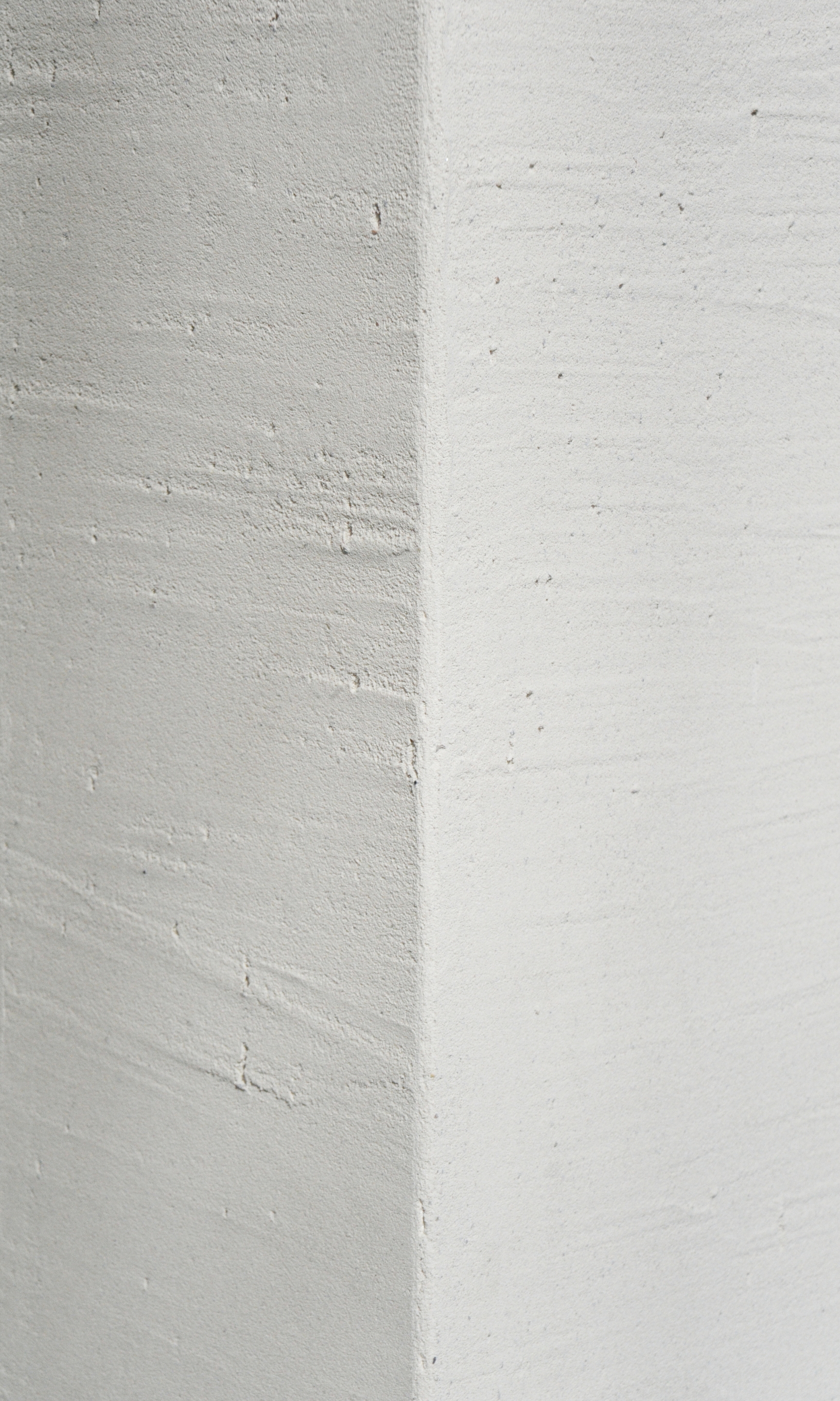 Natural clay finishes for the MATTEOBRIONI stand at CERSAIE 2023 in Bologna. Coarse-grained clay finishing plaster MultiTerra applied by trowel on panels. Design by Studio irvine. Photography Lorenzo Carmassi