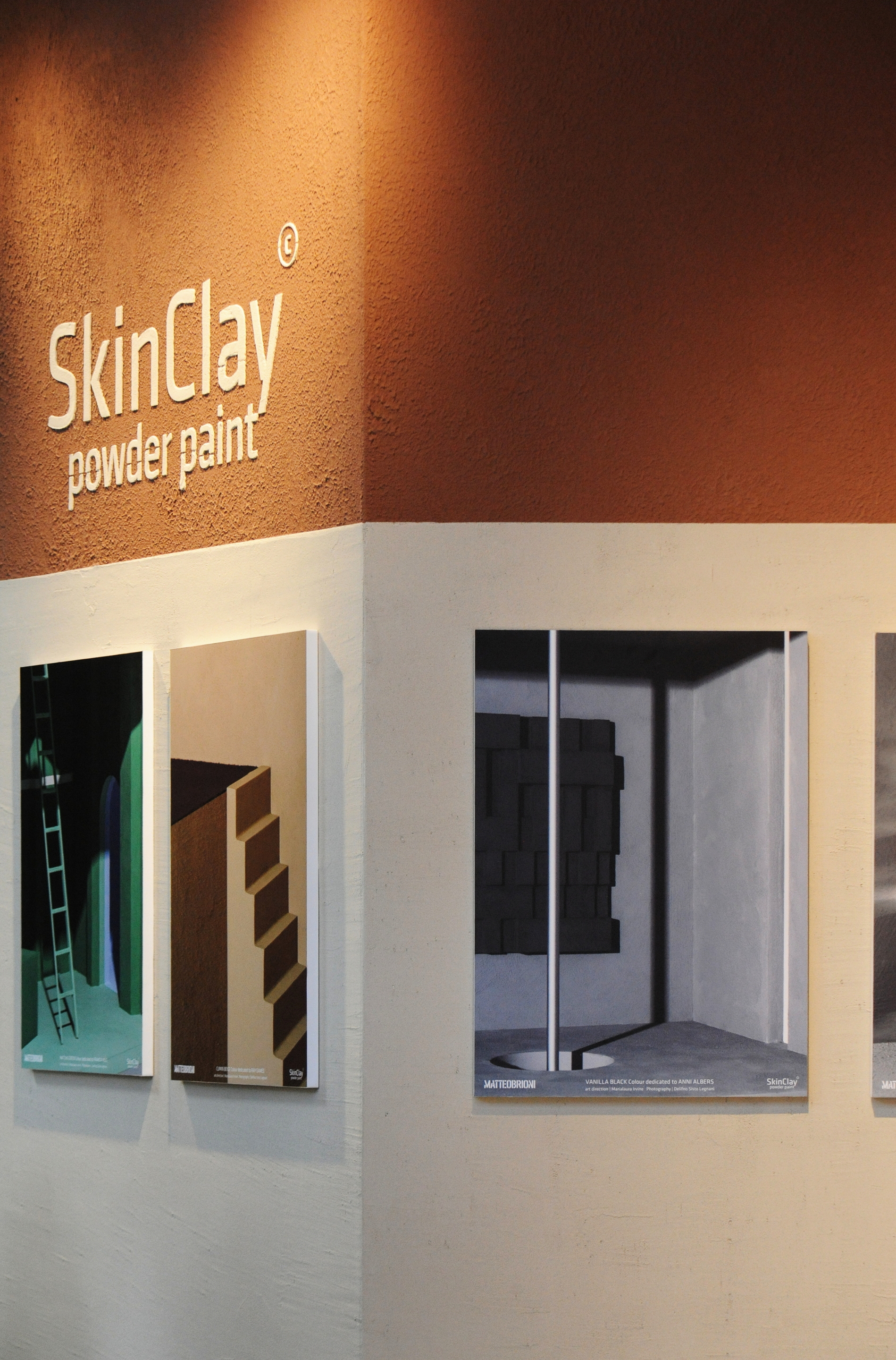 Finiture in argilla naturale per lo stand MATTEOBRIONI al CERSAIE 2023 di Bologna. Intonaci di finitura in argilla a grana fine e grossa applicati ai pannelli. Progetto di Studio irvine. Fotografia Lorenzo Carmassi