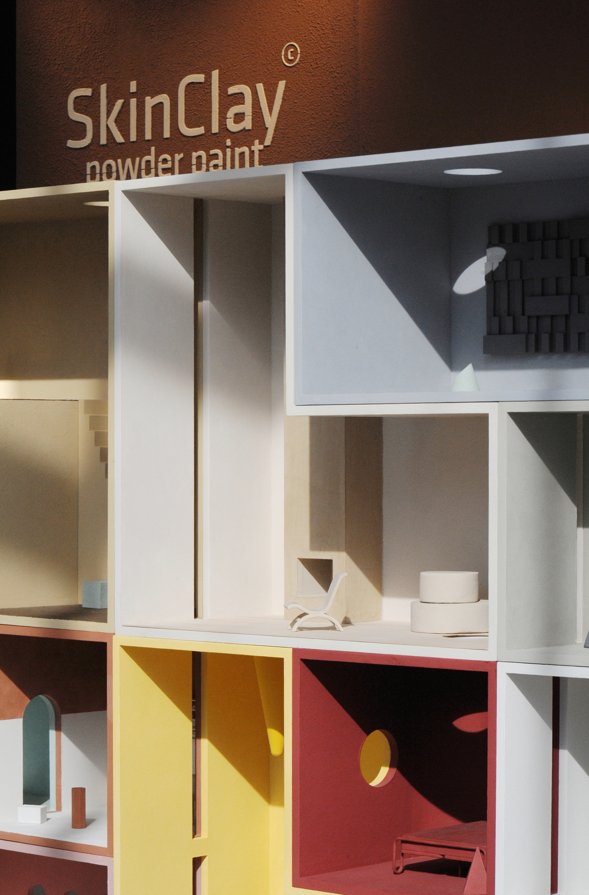 Finiture in argilla naturale per lo stand MATTEOBRIONI al CERSAIE 2023 di Bologna. Vernice in polvere SkinClay applicata alle superfici del modello Doll's house. Progetto dello Studio Irvine. Fotografia Lorenzo Carmassi
