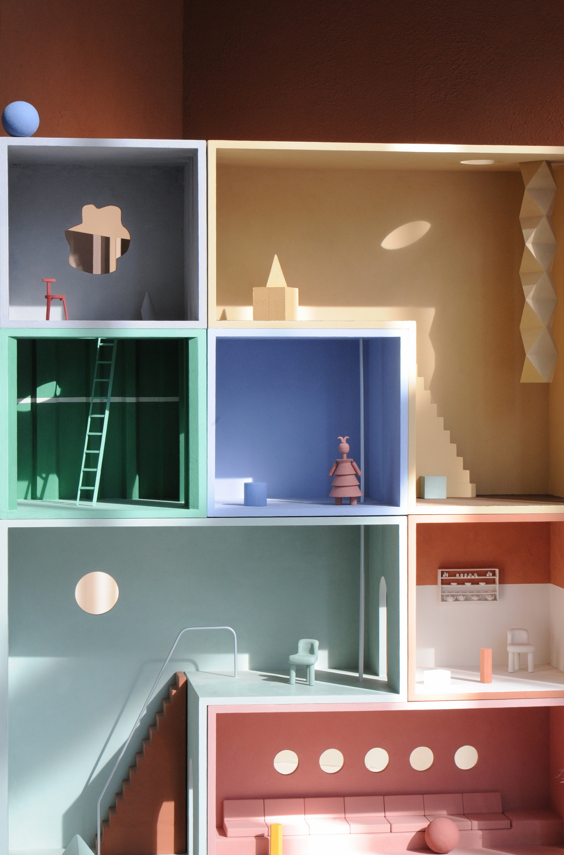 Finiture in argilla naturale per lo stand MATTEOBRIONI al CERSAIE 2023 di Bologna. Vernice in polvere SkinClay applicata alle superfici del modello Doll's house. Progetto dello Studio Irvine. Fotografia Lorenzo Carmassi