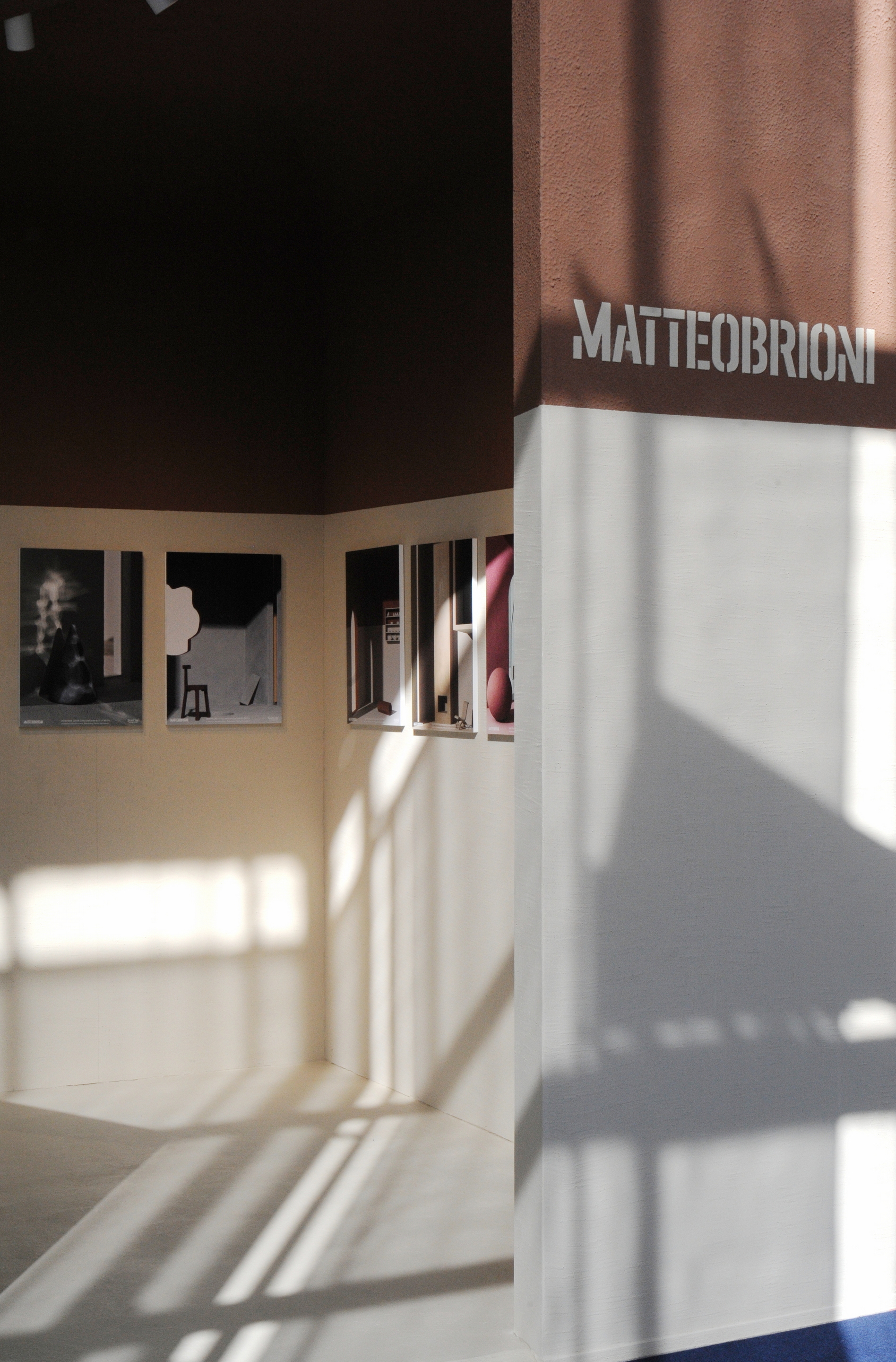 Finiture in argilla naturale per lo stand MATTEOBRIONI al CERSAIE 2023 di Bologna. Intonaci di finitura in argilla a grana fine e grossa applicati ai pannelli. Progetto di Studio irvine. Fotografia Lorenzo Carmassi