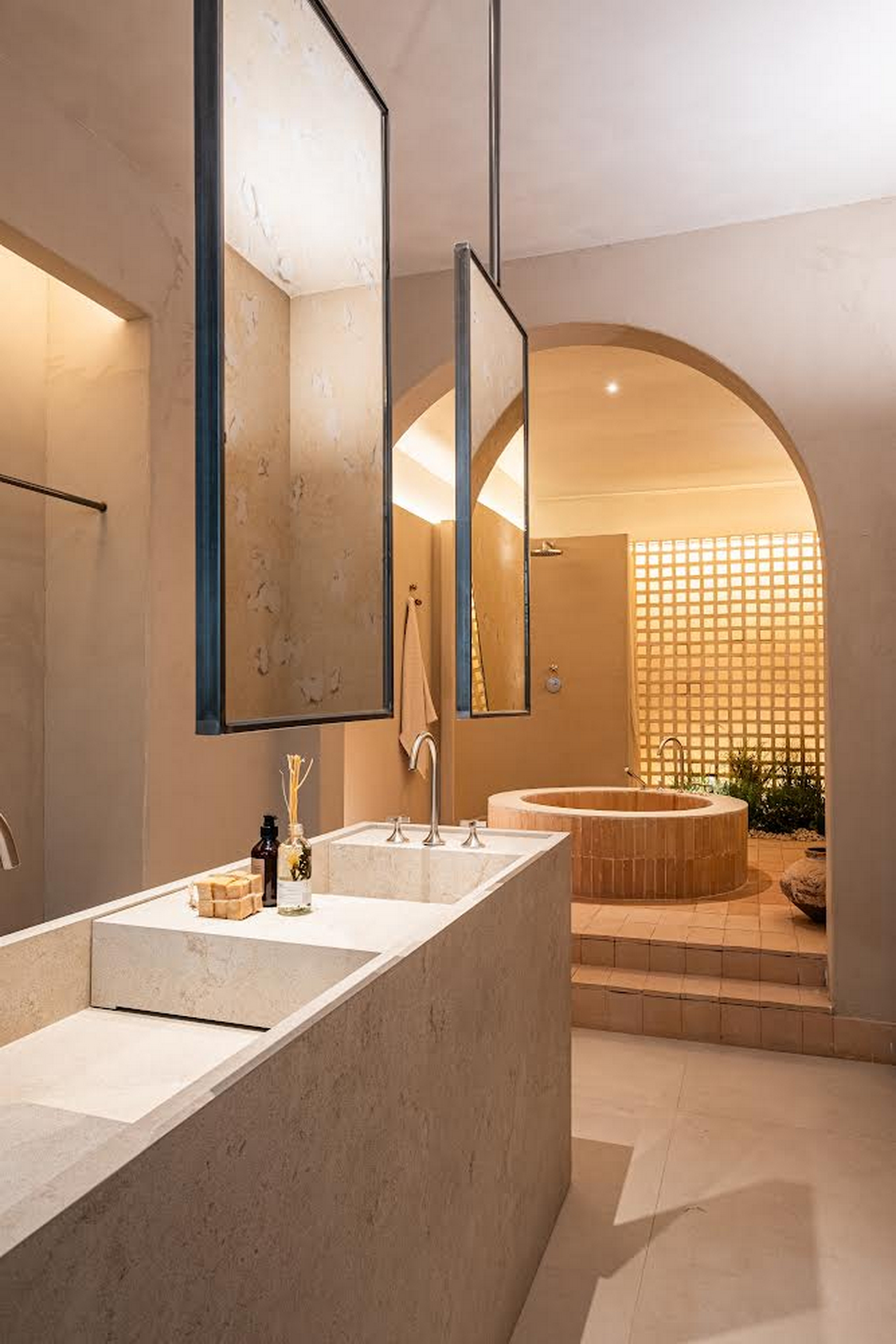 Intonaco di finitura in argilla a grana fine TerraVista Liscio e pittura in argilla TerraSilk Liscio entrambi in color Panna, applicati su pannelli nello stand La spa mediterranea alla fiera Arte e Design di Marbella. Progetto di Studio Nina Dubarry Fotografia: Jose Gallardo