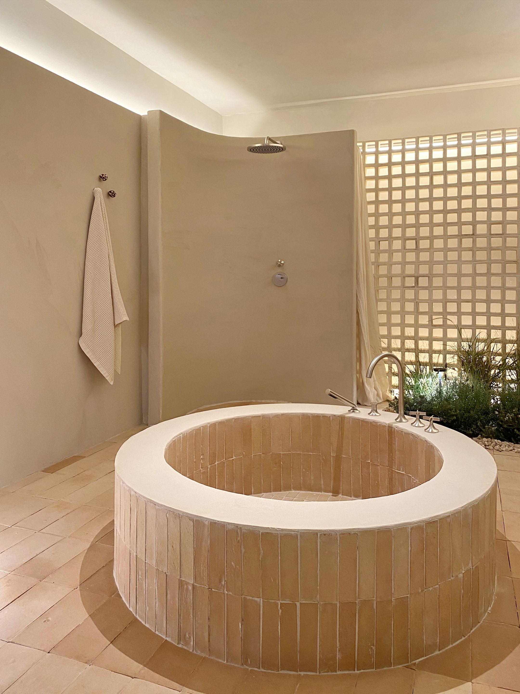 Intonaco di finitura in argilla a grana fine TerraVista Liscio e pittura in argilla TerraSilk Liscio entrambi in color Panna, applicati su pannelli nello stand La spa mediterranea alla fiera Arte e Design di Marbella. Progetto di Studio Nina Dubarry