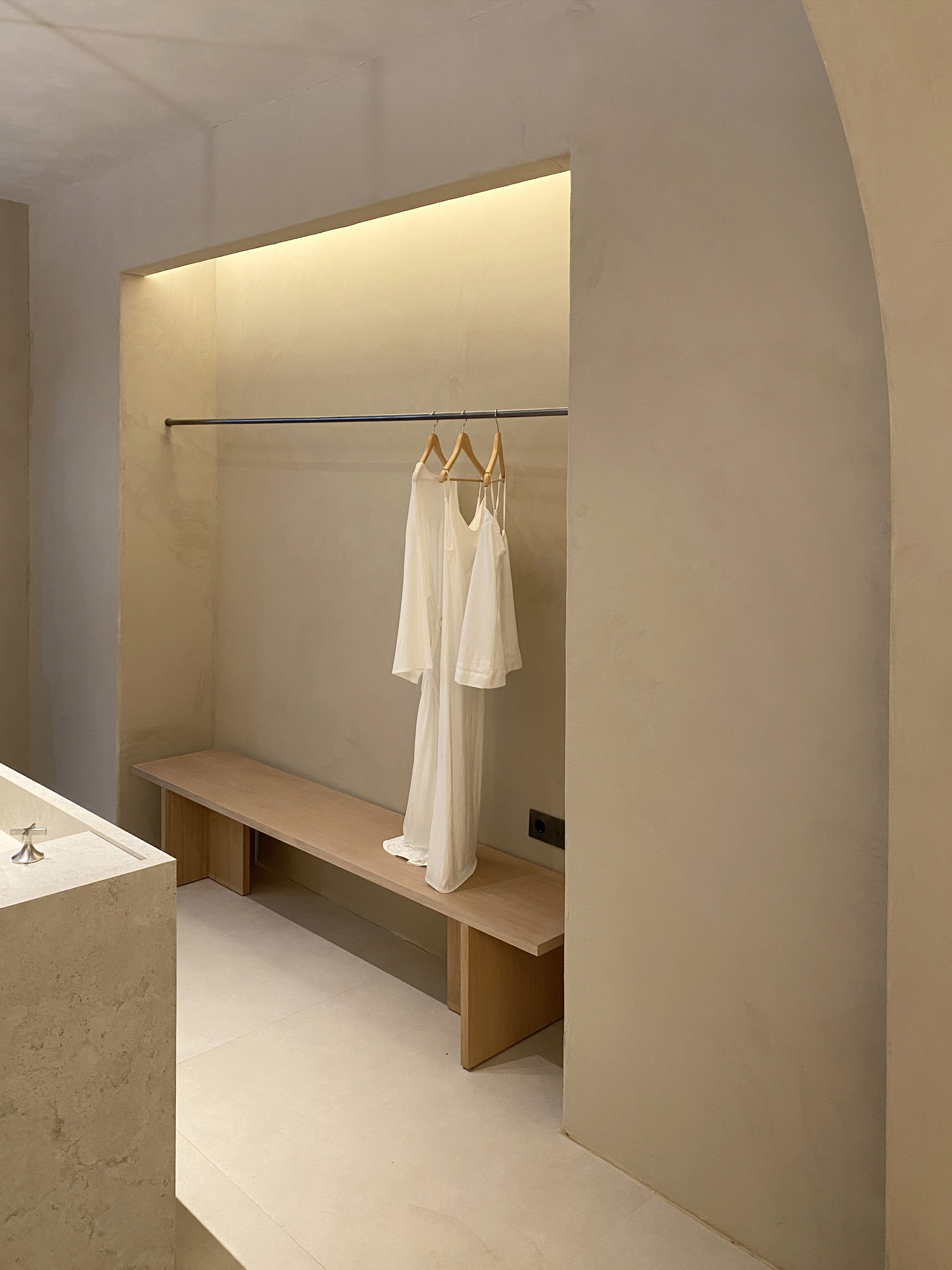 Intonaco di finitura in argilla a grana fine TerraVista Liscio e pittura in argilla TerraSilk Liscio entrambi in color Panna, applicati su pannelli nello stand La spa mediterranea alla fiera Arte e Design di Marbella. Progetto di Studio Nina Dubarry