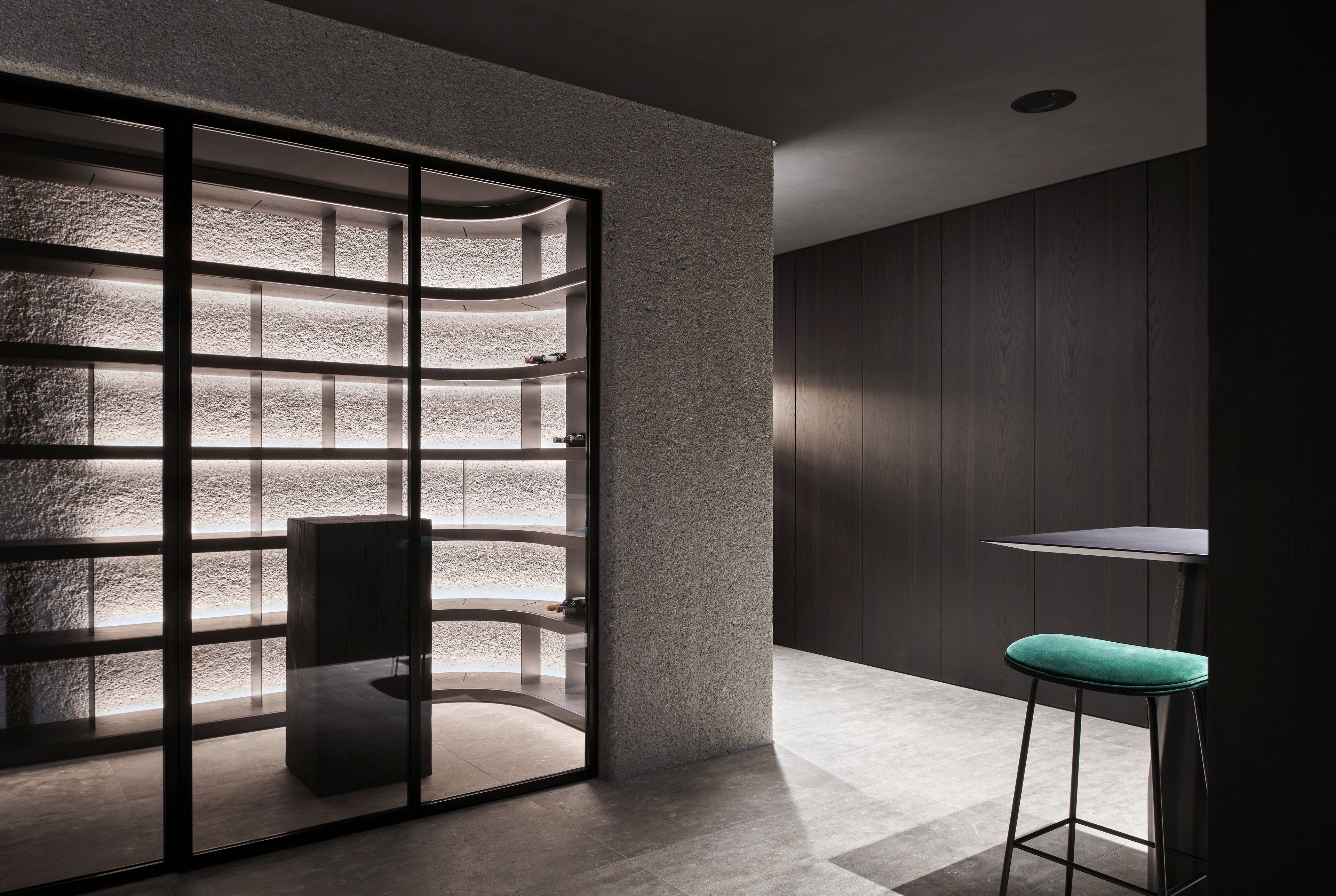 Intonaco di finitura in argilla rinforzata TerraVista Plus Pepe Nero applicato a pareti e soffitti di una residenza privata a Monaco di Baviera.Progetto di Tobias Petri, Holzrausch GmbHFotografia di Oliver Jaist