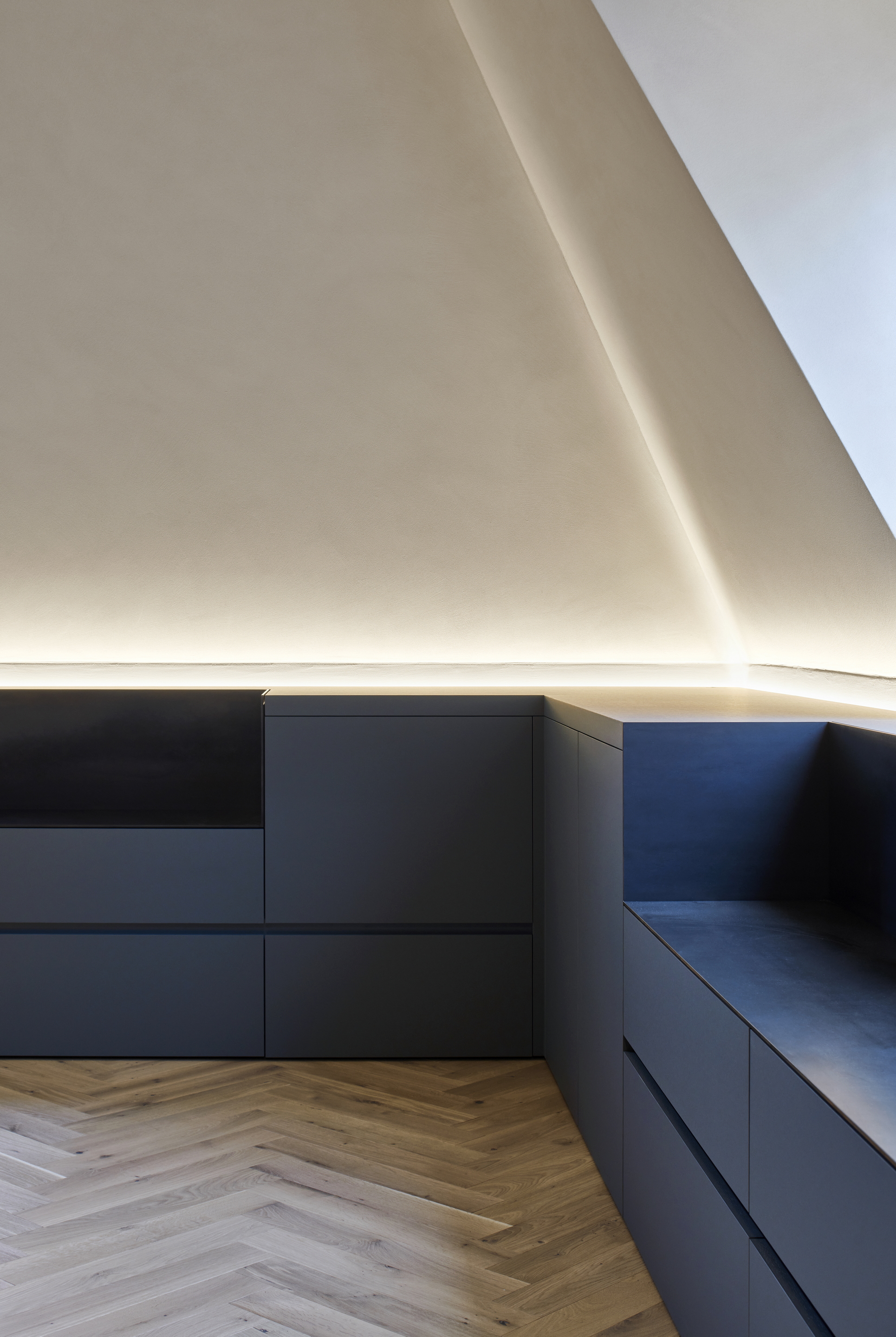 Intonaco di finitura in argilla rinforzata TerraVista Plus Liscio Panna applicato a pareti e soffitti di una residenza privata a Monaco di Baviera.Progetto di Tobias Petri, Holzrausch GmbHFotografia di Oliver Jaist