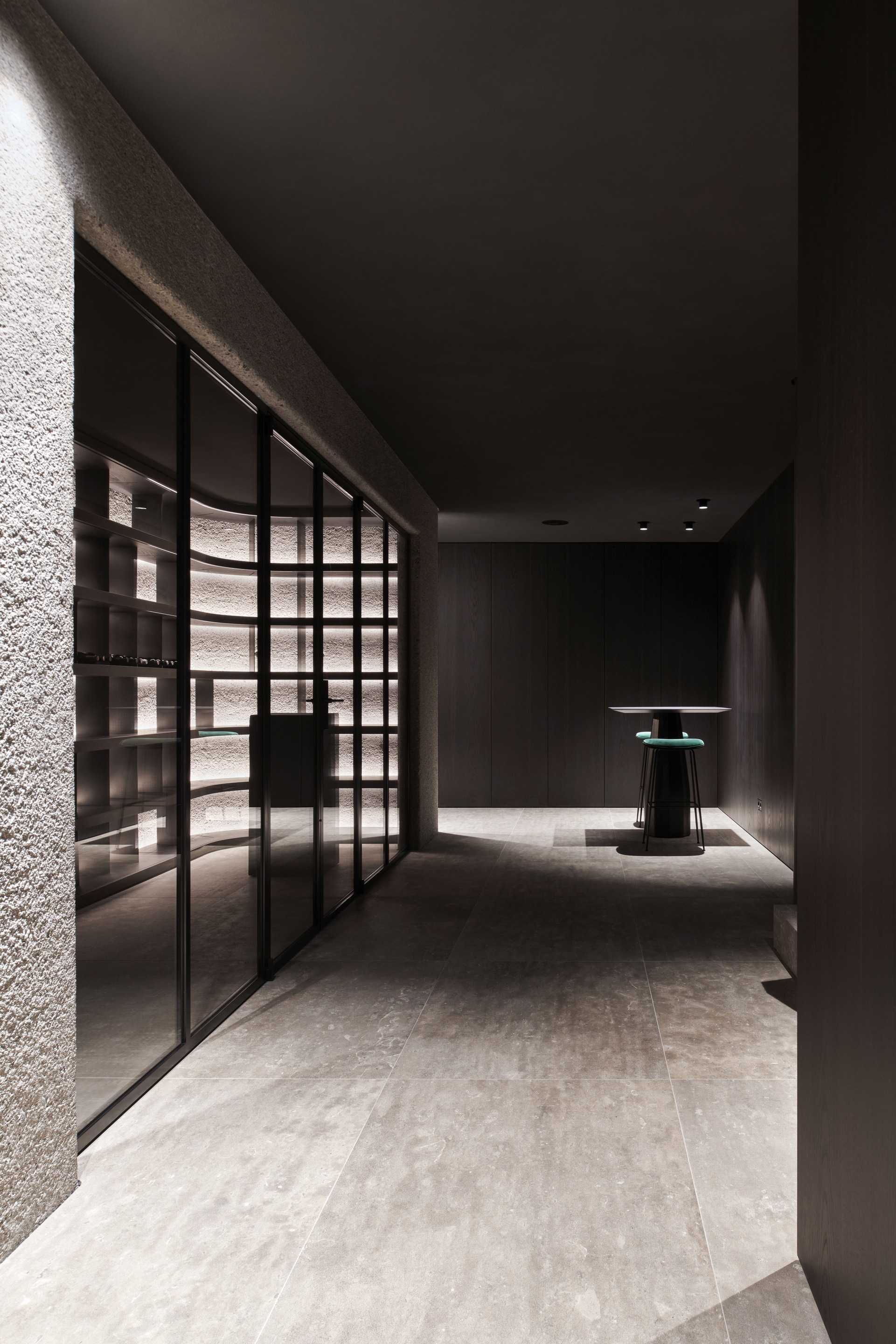 Reinforced clay finishing plaster TerraVista Plus Pepe Nero (black pepper) applied to walls and ceilings of a private house in Munich..Project by Tobias Petri, Holzrausch GmbHPhotography: Oliver Jaist