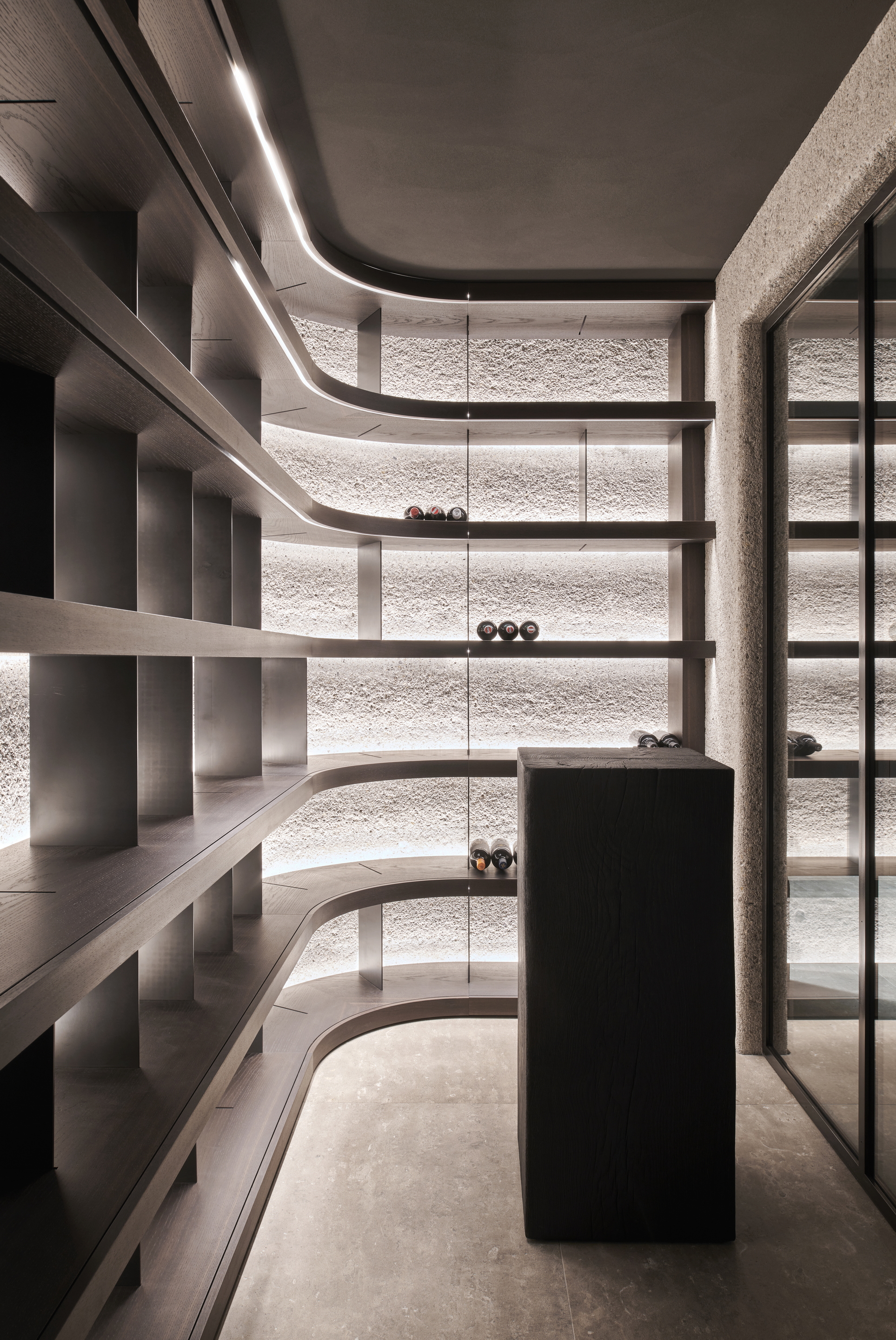 Reinforced clay finishing plaster TerraVista Plus Pepe Nero (black pepper) applied to walls and ceilings of a private house in Munich..Project by Tobias Petri, Holzrausch GmbHPhotography: Oliver Jaist