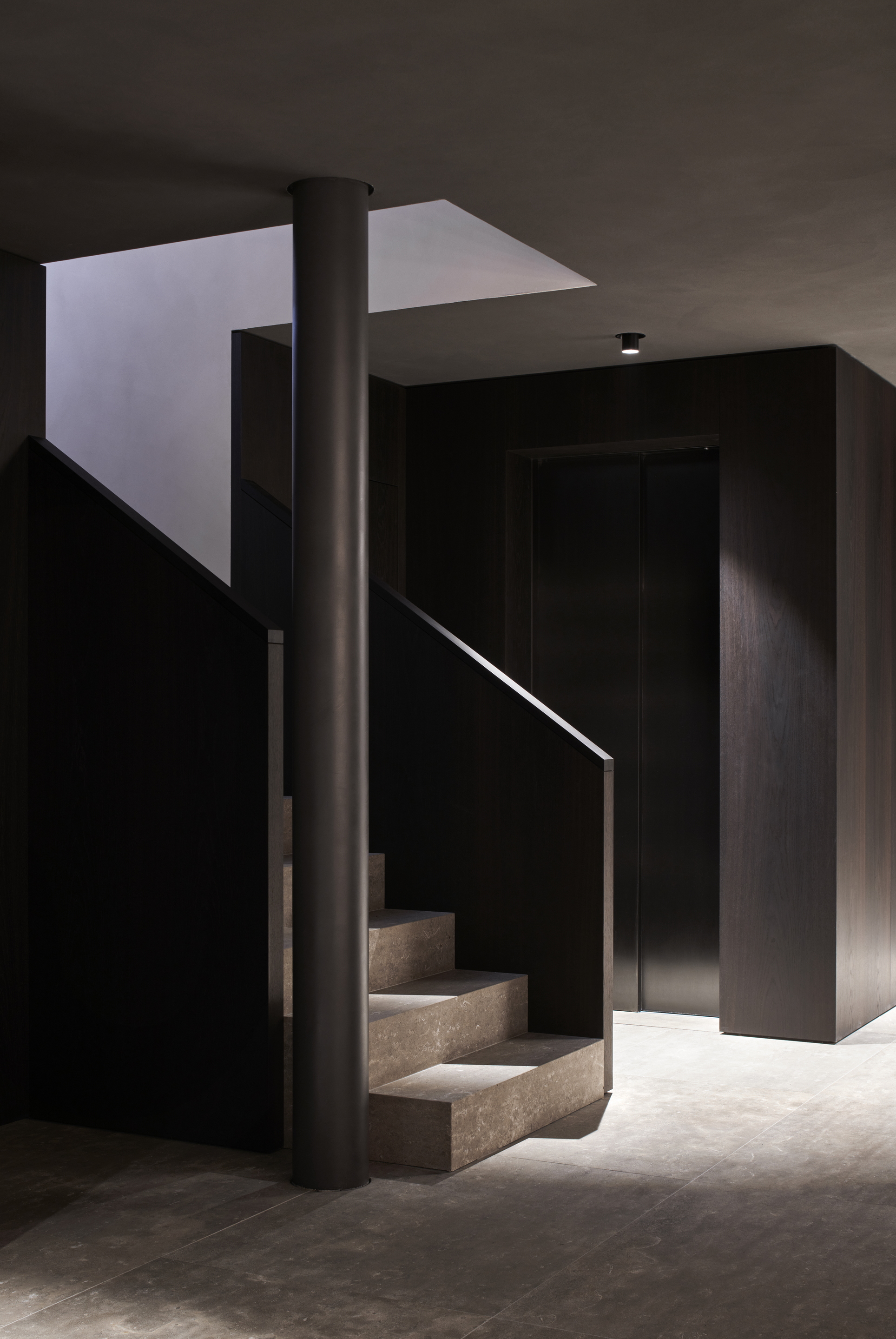 Reinforced clay finishing plaster TerraVista Plus Pepe Nero (black pepper) applied to walls and ceilings of a private house in Munich..Project by Tobias Petri, Holzrausch GmbHPhotography: Oliver Jaist