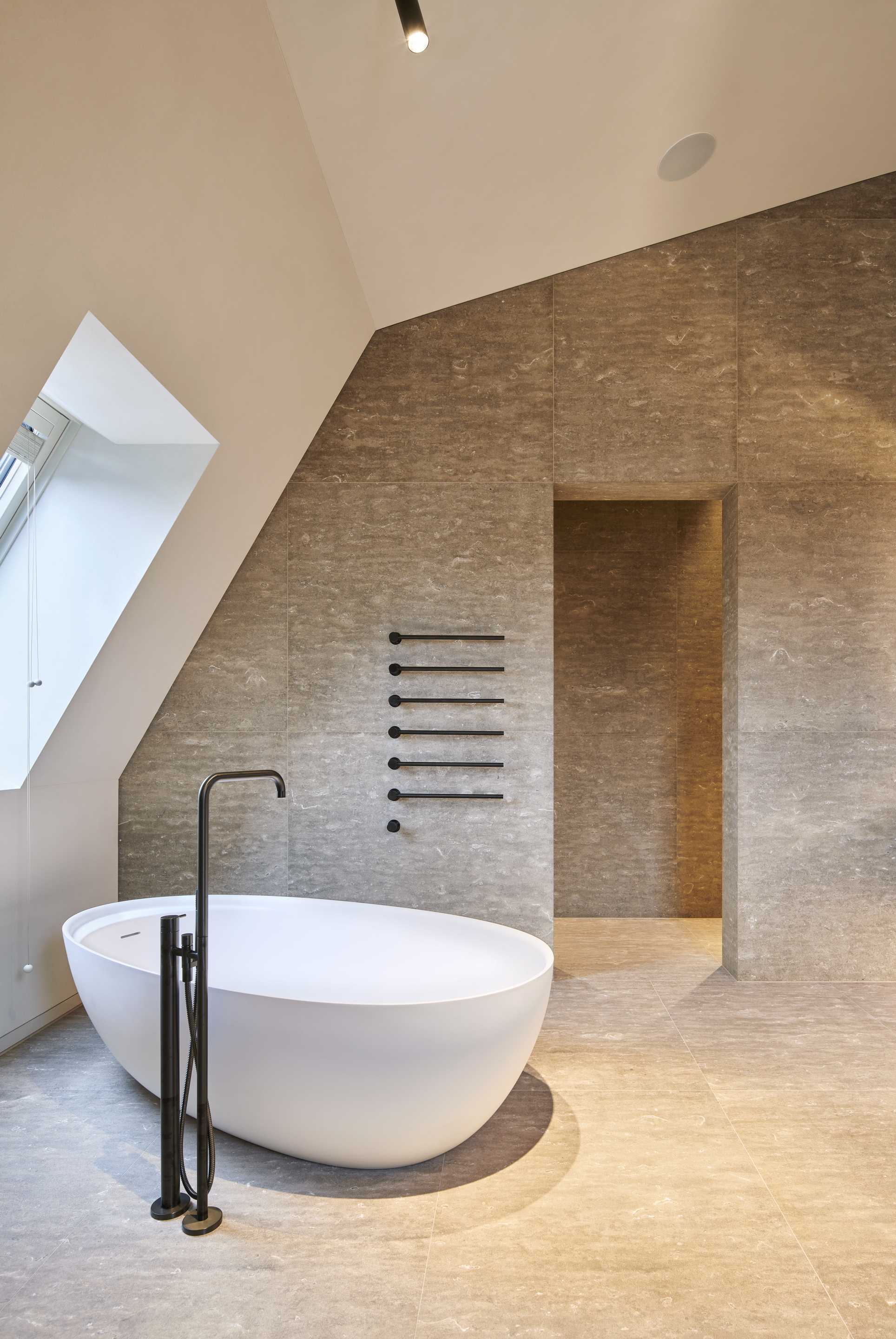 Reinforced clay finishing plaster TerraVista Plus Smooth Panna (cream) applied to walls and ceilings of a private house in Munich..Project by Tobias Petri, Holzrausch GmbHPhotography: Oliver Jaist