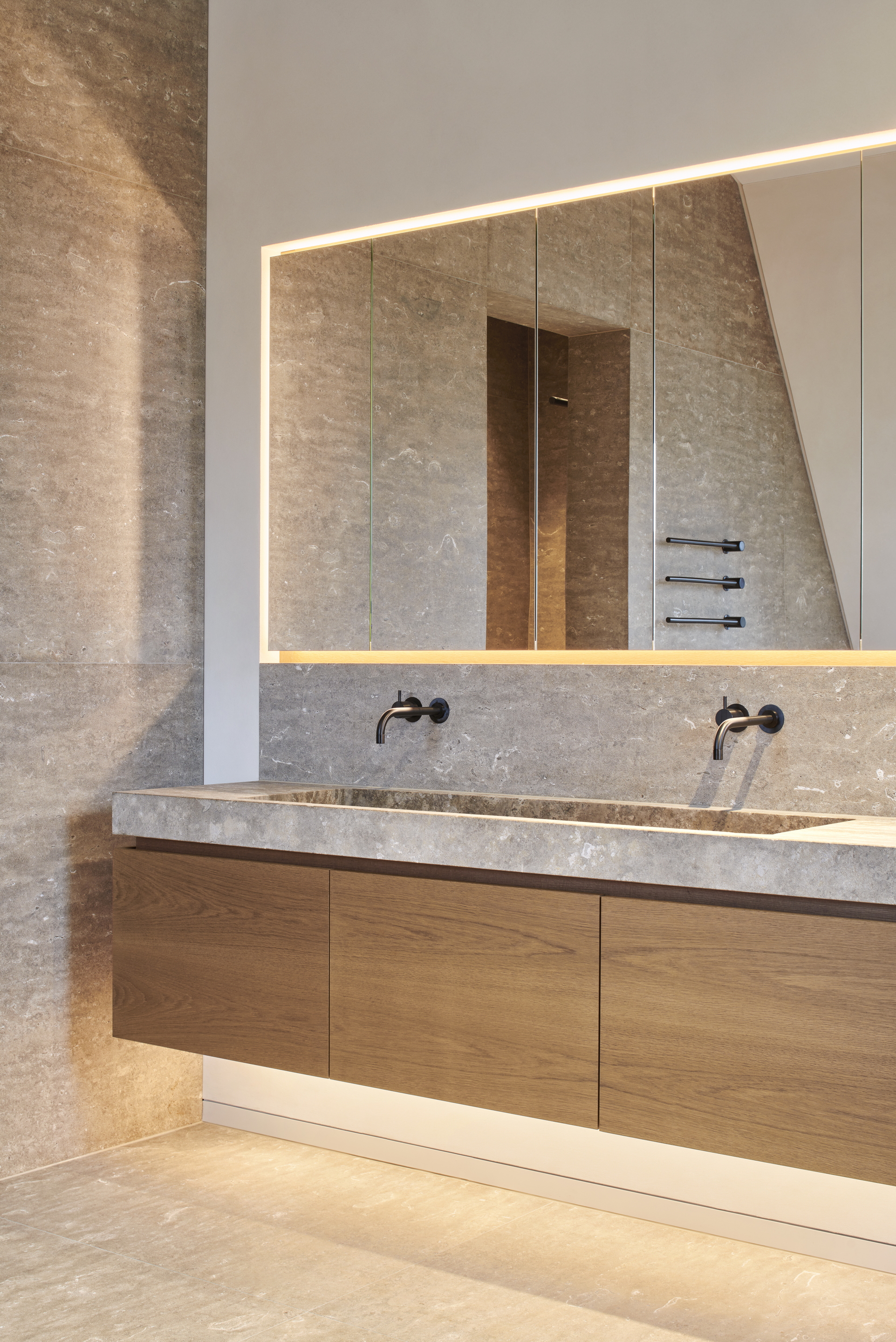 Reinforced clay finishing plaster TerraVista Plus Smooth Panna (cream) applied to walls and ceilings of a private house in Munich..Project by Tobias Petri, Holzrausch GmbHPhotography: Oliver Jaist