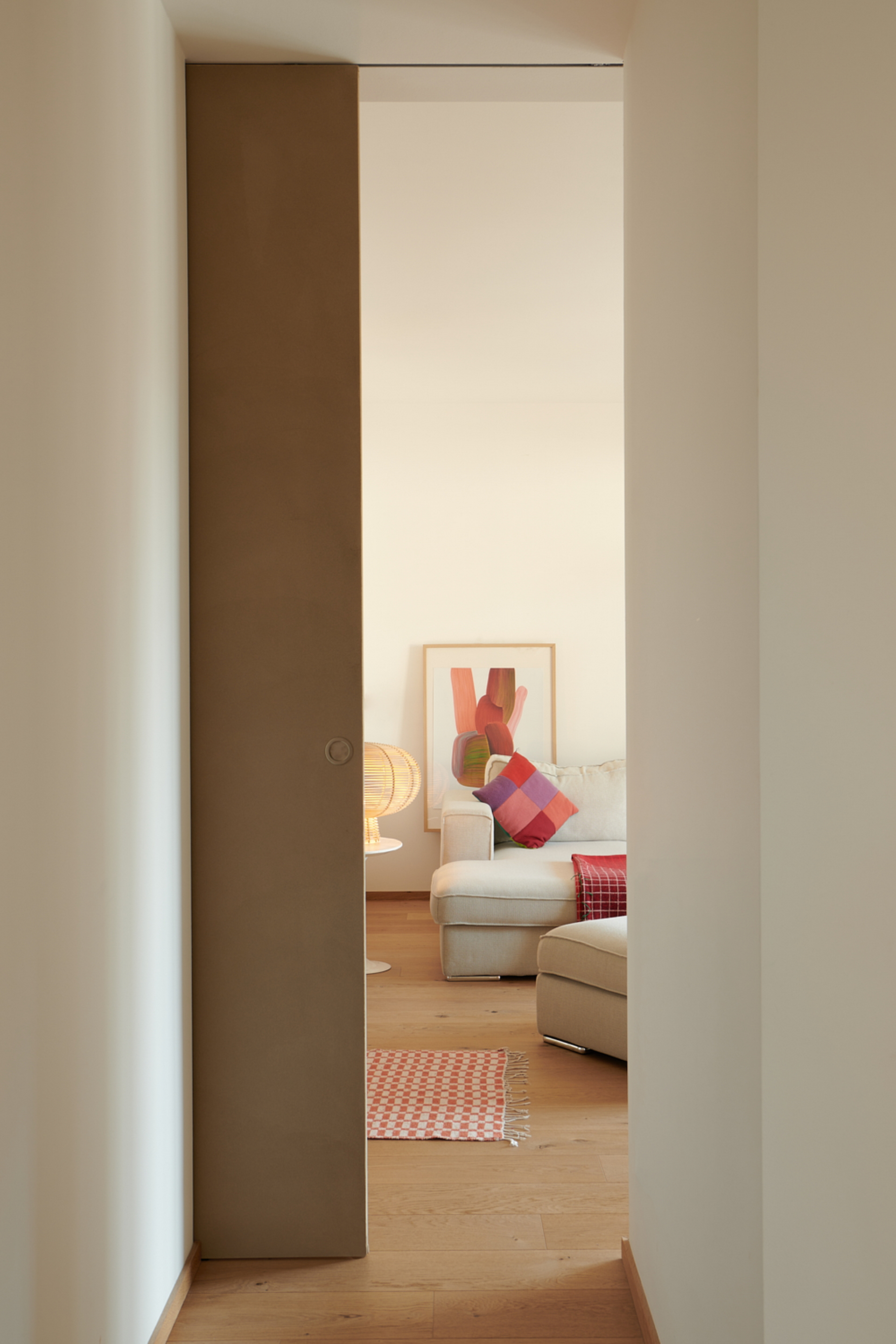 Intonaco di finitura in argilla a grana fine TerraVista Liscio Cannella applicato su mensole, contenitori e pannelli scorrevoli in un per una architettura d'interni a Milano su progetto di Studio Irvine. Foto di Natalia Garcia