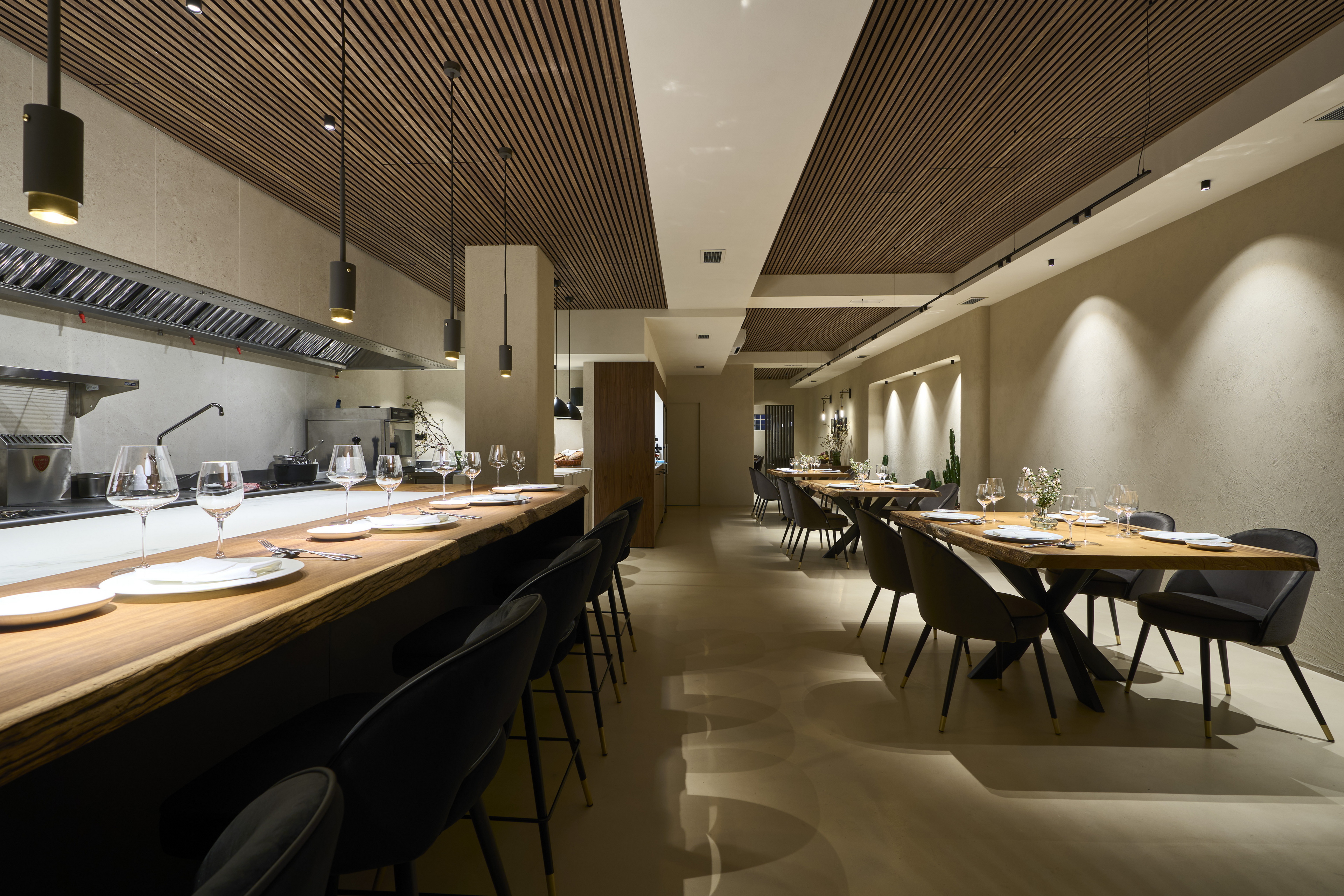 Natural clay finishes for the walls, ceilings and floors of the Alberte Restaurant in Vigo: TerraVista Structured clay finish plaster applied on walls, TerraSilk Structured clay paint on ceilings while TerraFloor Commercial Smooth on floors. All products in Panna (cream) color. Project by Maison Brisset, Photography by Chou Pesqueira
