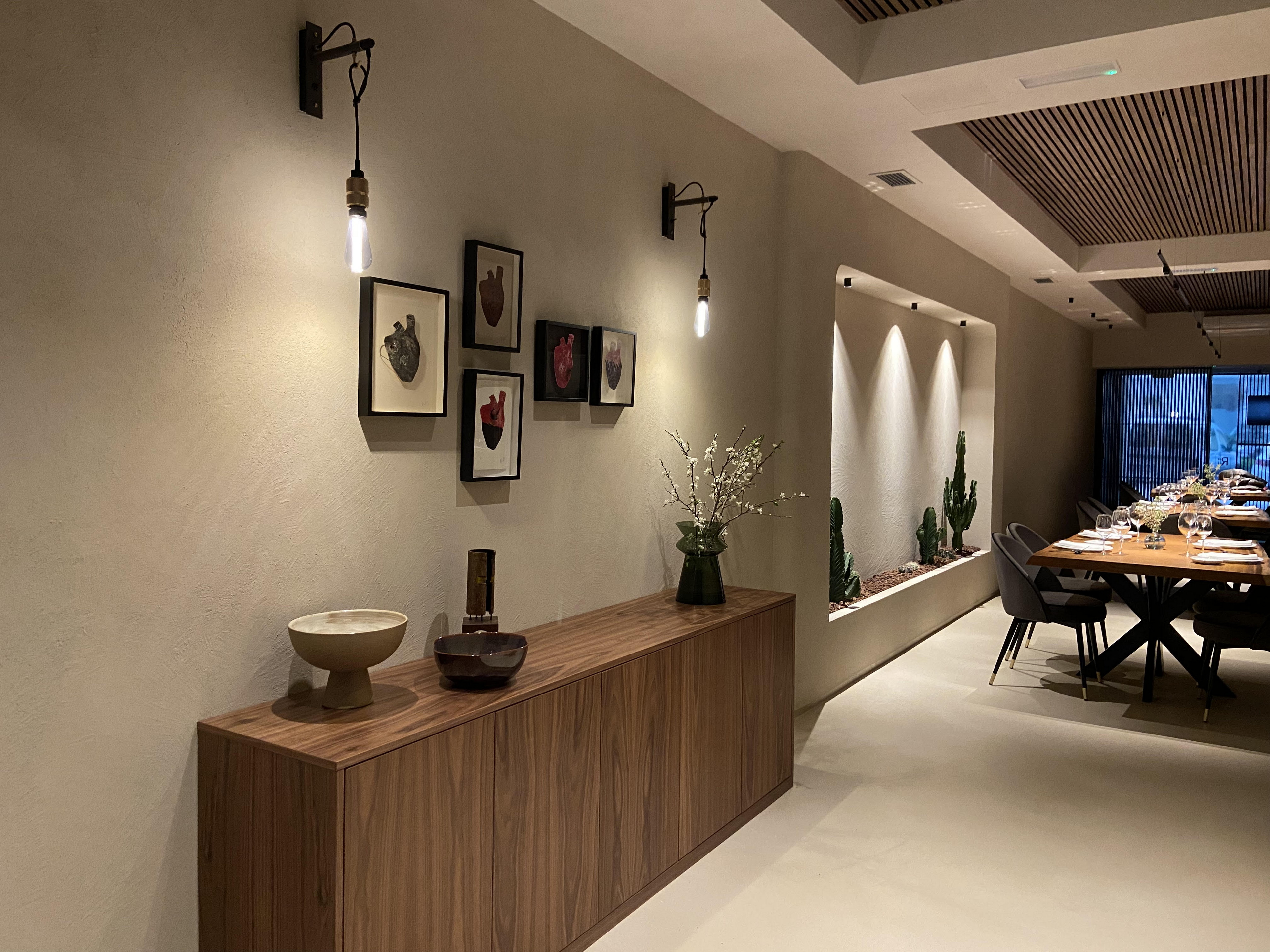 Natural clay finishes for the walls, ceilings and floors of the Alberte Restaurant in Vigo: TerraVista Structured clay finish plaster applied on walls, TerraSilk Structured clay paint on ceilings while TerraFloor Commercial Smooth on floors. All products in Panna (cream) color. Project by Maison Brisset, Photography by Alex Fernandez Photography, Chou Pesqueira et al.