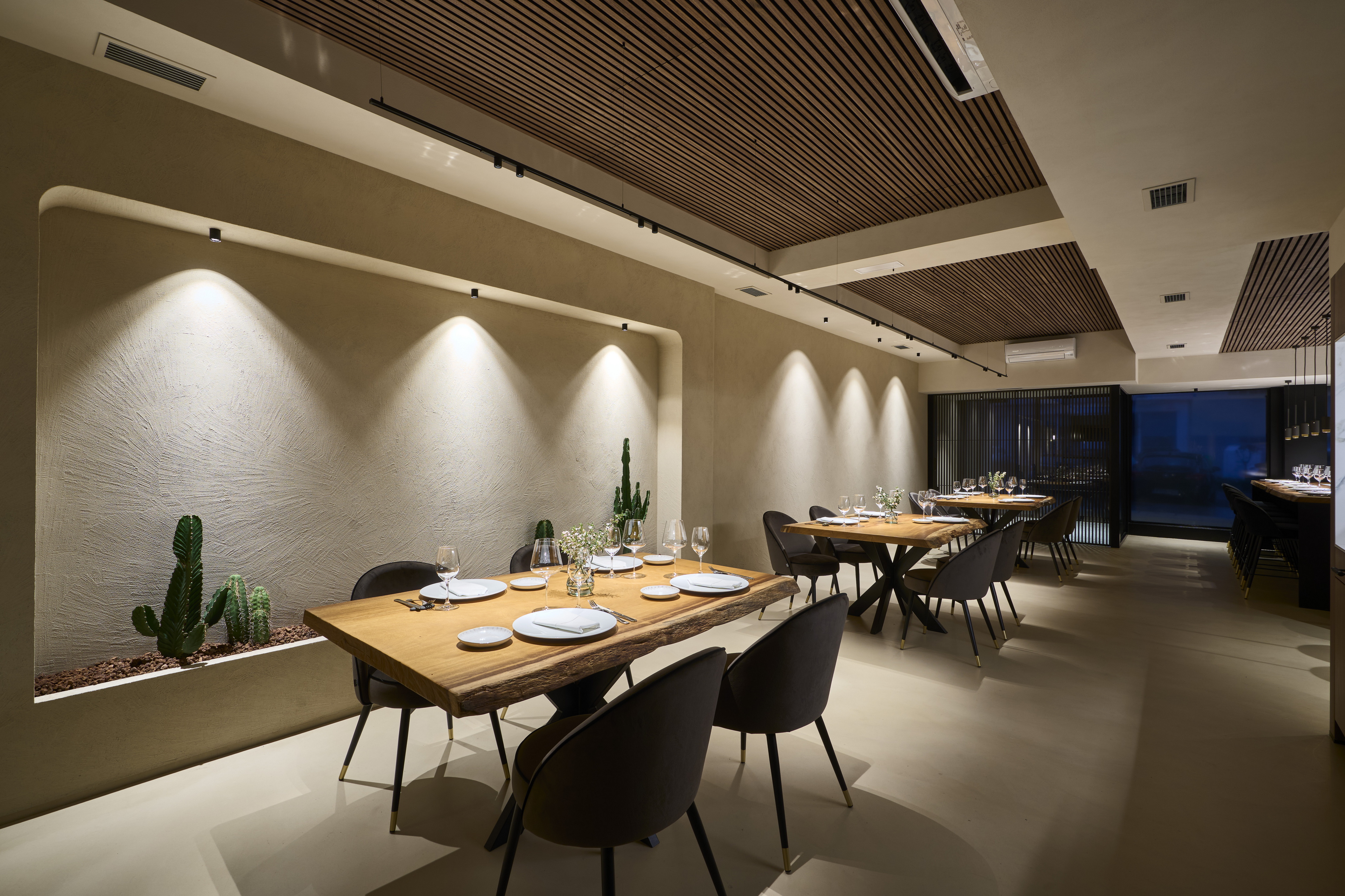 Natural clay finishes for the walls, ceilings and floors of the Alberte Restaurant in Vigo: TerraVista Structured clay finish plaster applied on walls, TerraSilk Structured clay paint on ceilings while TerraFloor Commercial Smooth on floors. All products in Panna (cream) color. Project by Maison Brisset, Photography by Chou Pesqueira