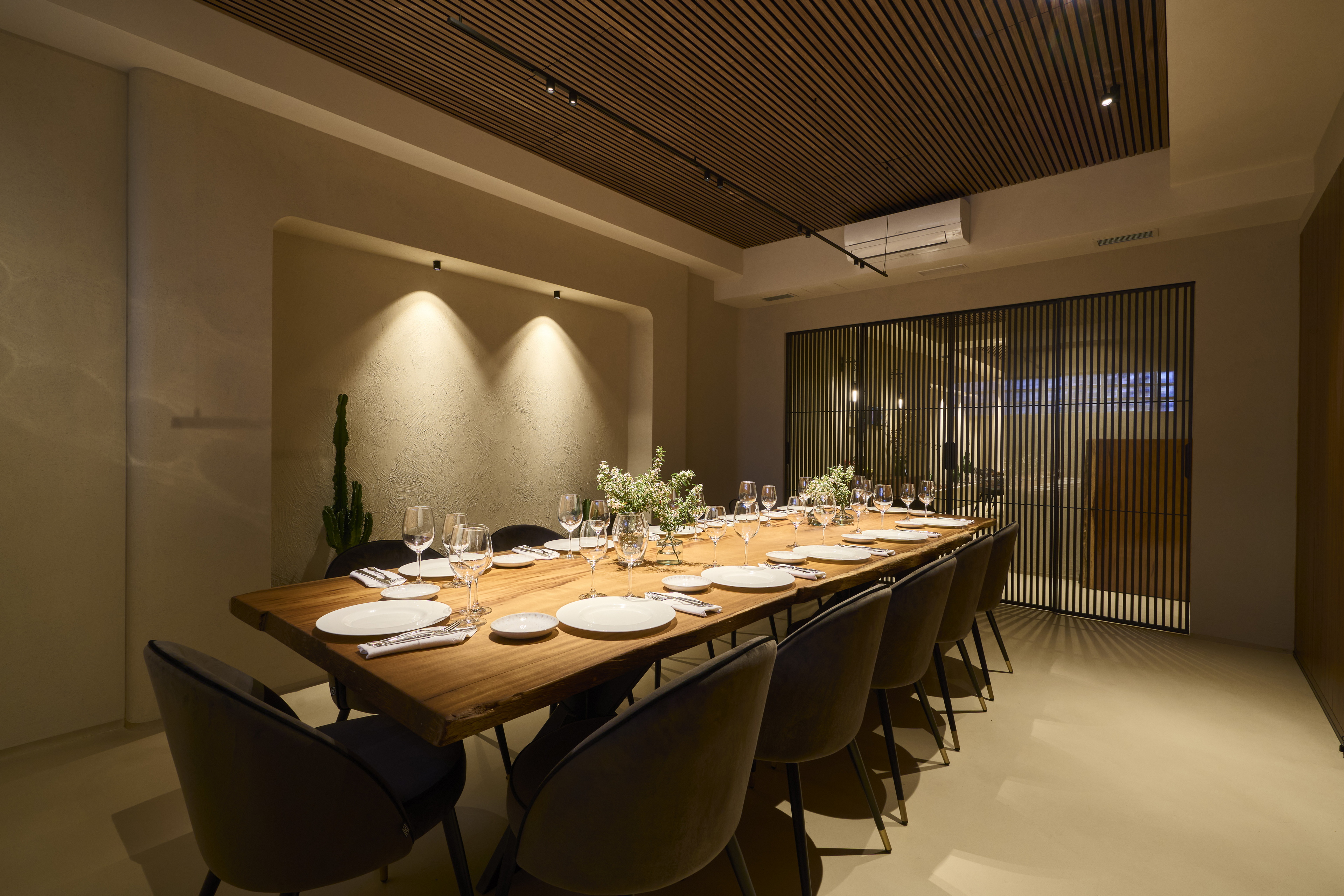 Natural clay finishes for the walls, ceilings and floors of the Alberte Restaurant in Vigo: TerraVista Structured clay finish plaster applied on walls, TerraSilk Structured clay paint on ceilings while TerraFloor Commercial Smooth on floors. All products in Panna (cream) color. Project by Maison Brisset, Photography by Chou Pesqueira