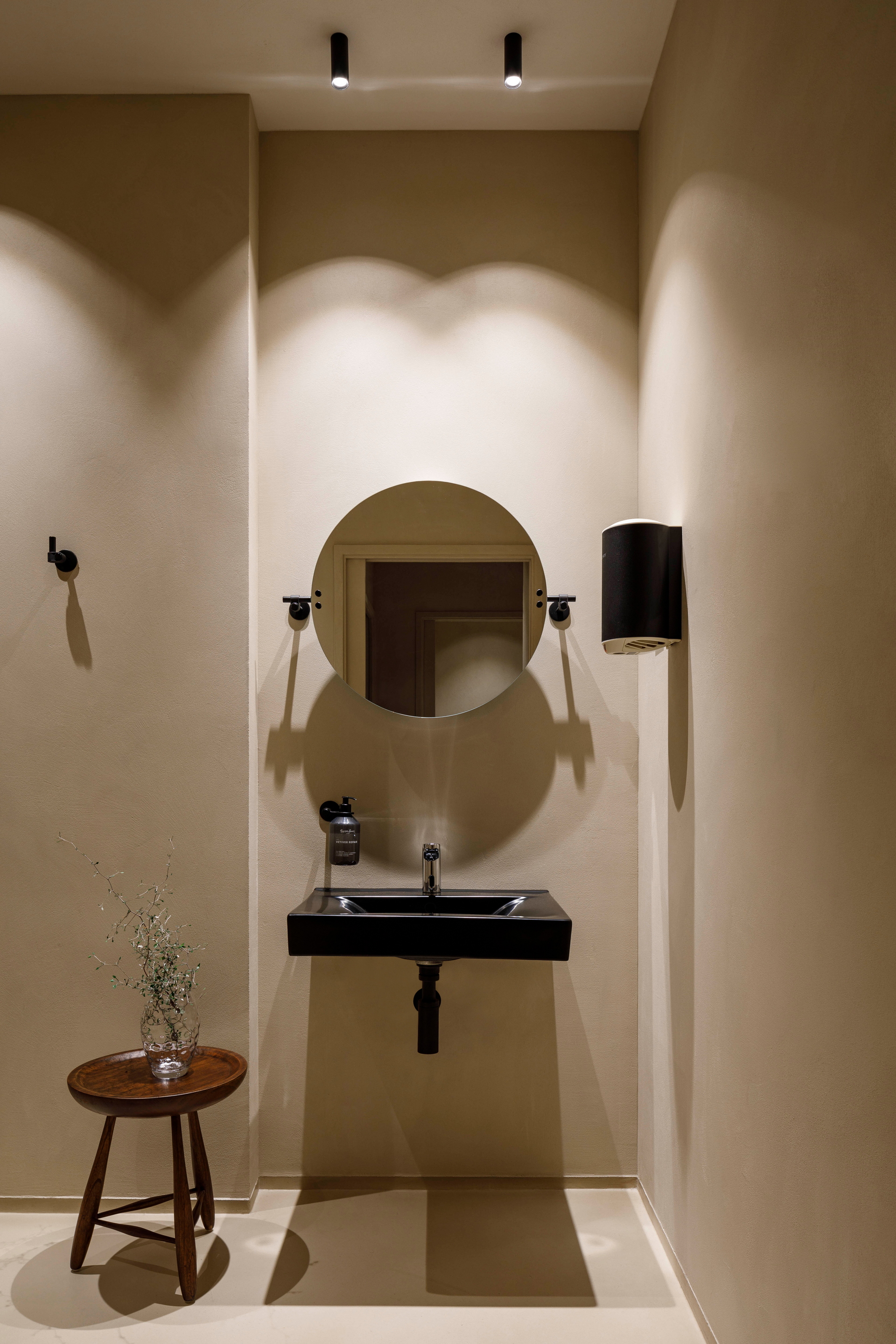 Natural clay finishes for the walls, ceilings and floors of the Alberte Restaurant in Vigo: TerraVista Plus Smooth reinforced clay finish plaster applied on the bathroom walls, TerraSilk Structured clay paint on ceilings, while TerraFloor Commercial on floors. All products in Panna (cream) color. Project by Maison Brisset, Photography by Alex Fernandez Photography