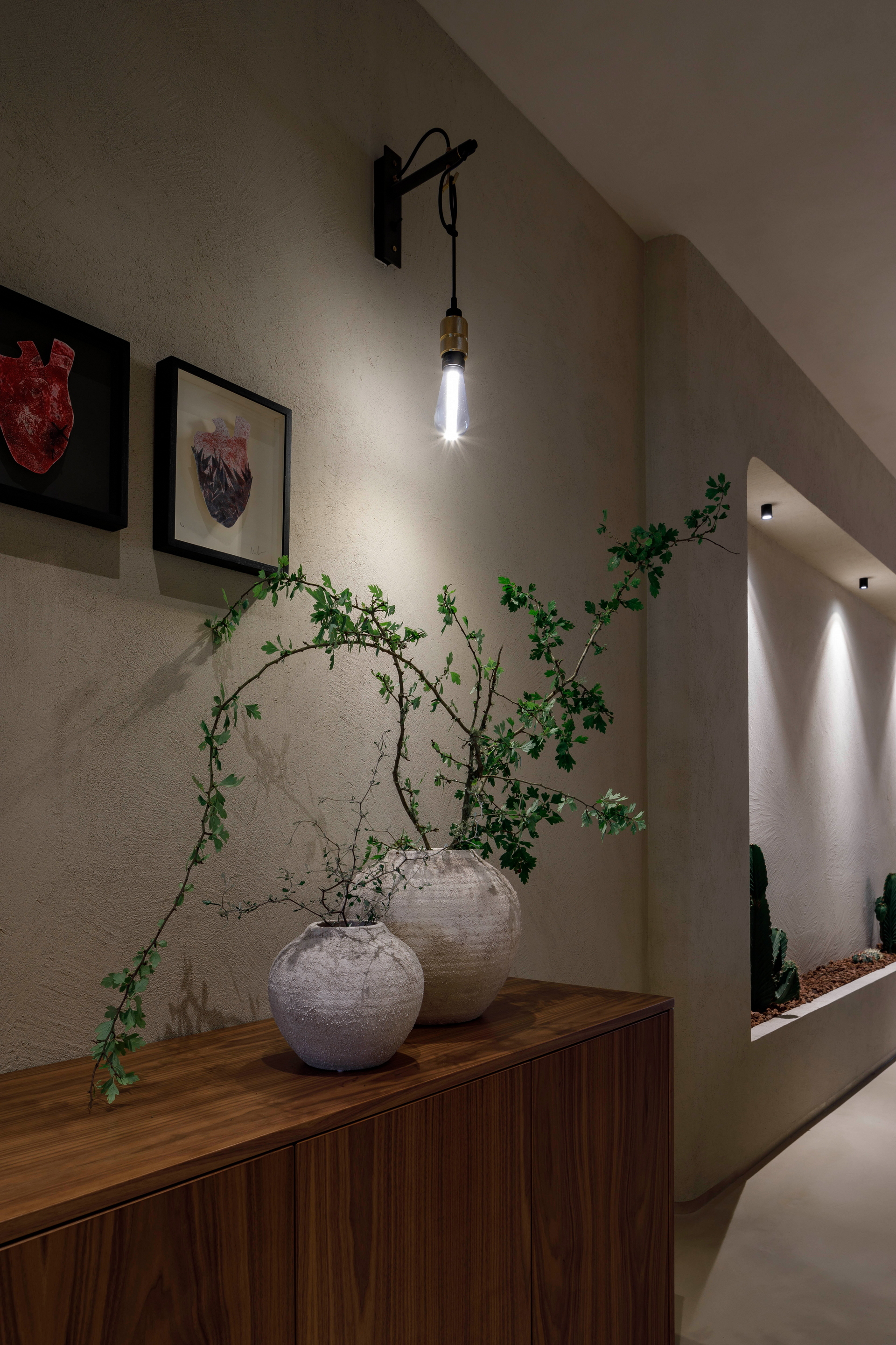 Finiture naturali in argilla per pareti, pavimenti e soffitti del ristorante Alberte a Vigo. Intonaco di finitura in argilla TerraVista Strutturato applicato su pareti, pittura in argilla TerraSilk Strutturato sui soffitti, TerraFloor Commercial Liscio sui pavimenti. Tutti i prodotti in color Panna. Progetto di Maison Brisset, Foto di Alex Fernandez Photography