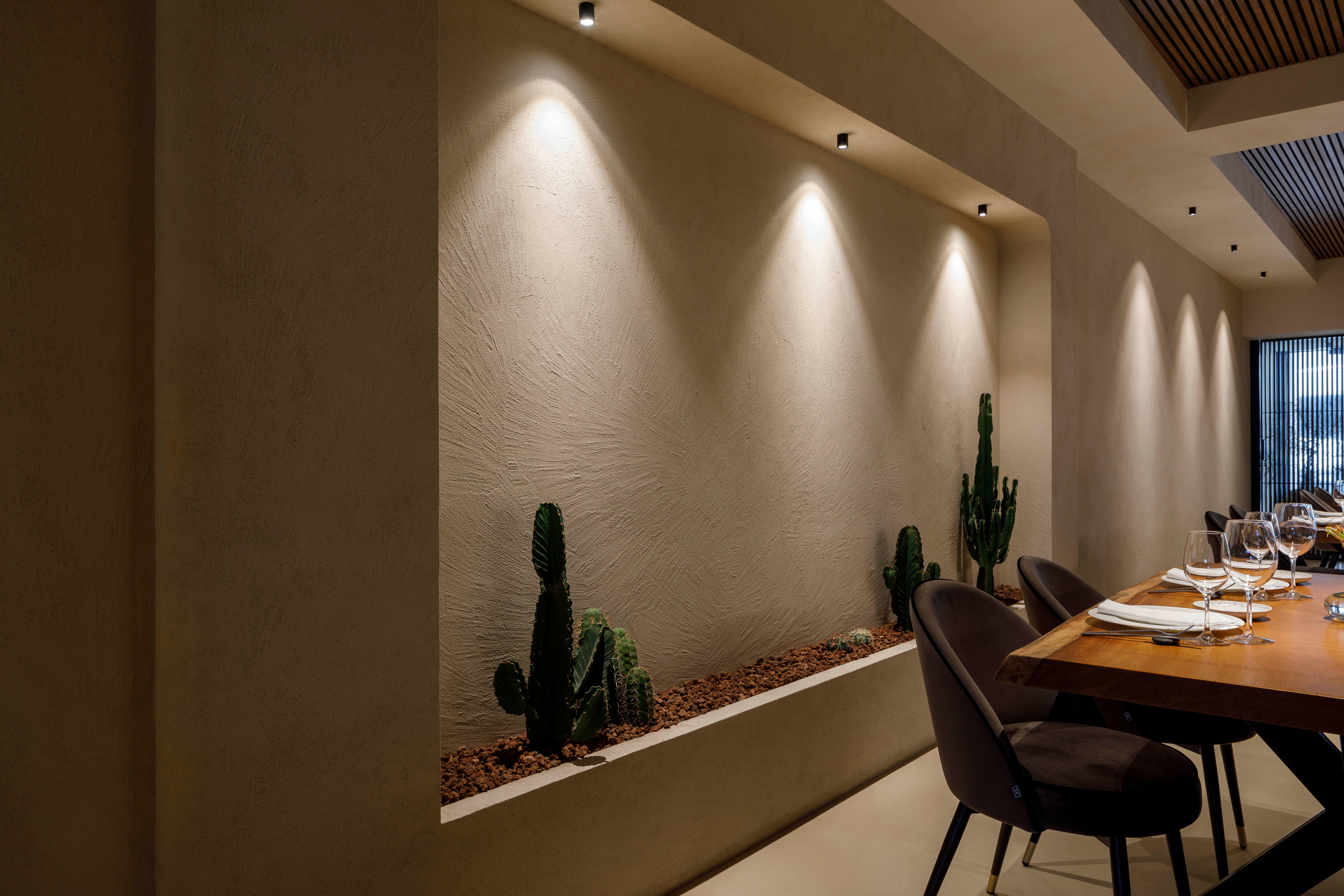 Finiture naturali in argilla per pareti, pavimenti e soffitti del ristorante Alberte a Vigo, progetto di Maison Brisset, Foto di Alex Fernandez Photography, Chou Pesqueira et al.