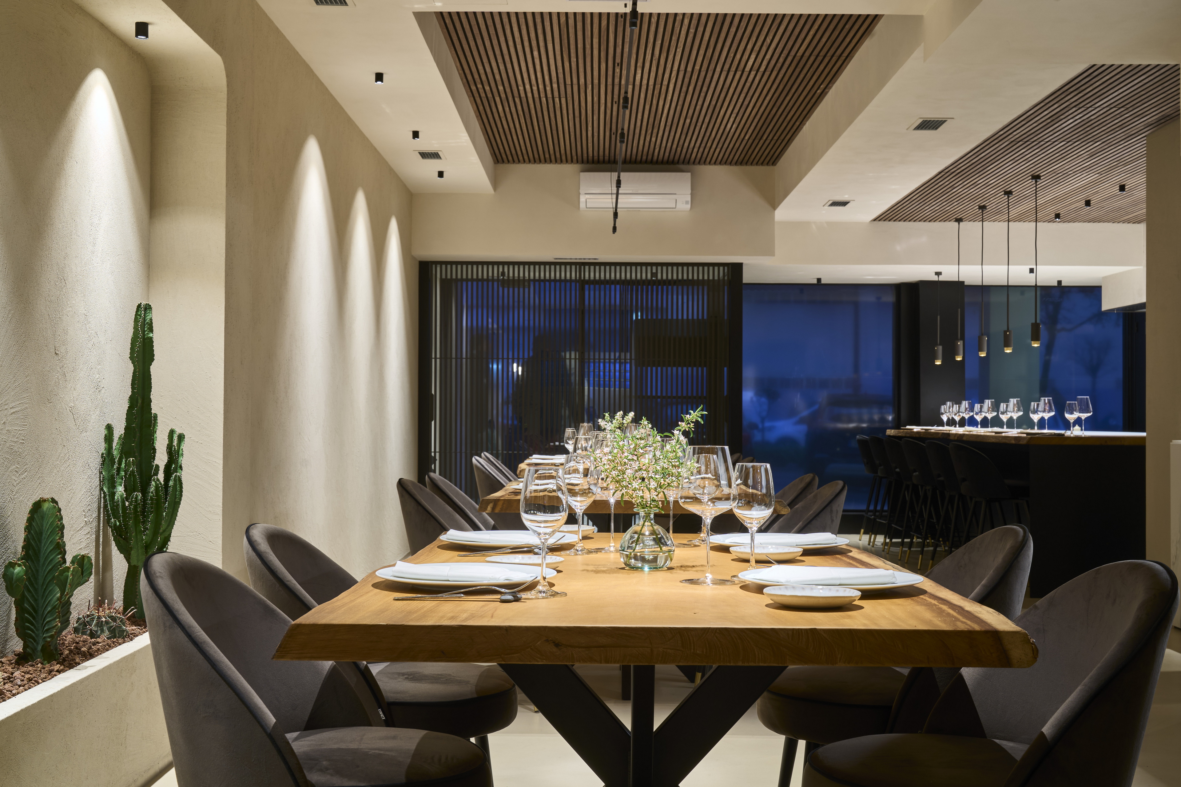 Finiture naturali in argilla per pareti, pavimenti e soffitti del ristorante Alberte a Vigo. Intonaco di finitura in argilla TerraVista Strutturato applicato su pareti, pittura in argilla TerraSilk Strutturato sui soffitti, TerraFloor Commercial Liscio sui pavimenti. Tutti i prodotti in color Panna. Progetto di Maison Brisset, Foto di Chou Pesqueira