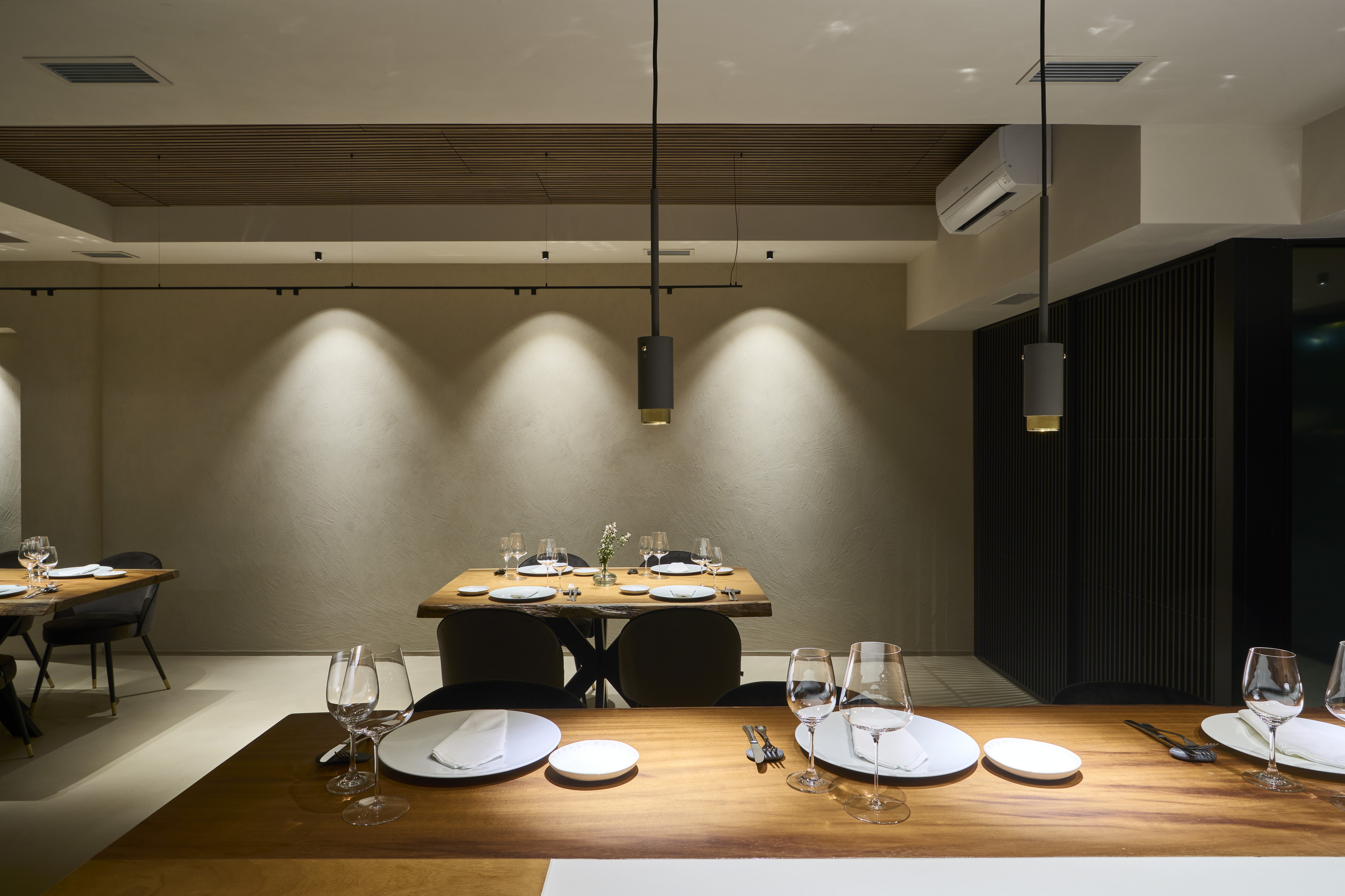 Finiture naturali in argilla per pareti, pavimenti e soffitti del ristorante Alberte a Vigo. Intonaco di finitura in argilla TerraVista Strutturato applicato su pareti, pittura in argilla TerraSilk Strutturato sui soffitti, TerraFloor Commercial Liscio sui pavimenti. Tutti i prodotti in color Panna. Progetto di Maison Brisset, Foto di Chou Pesqueira