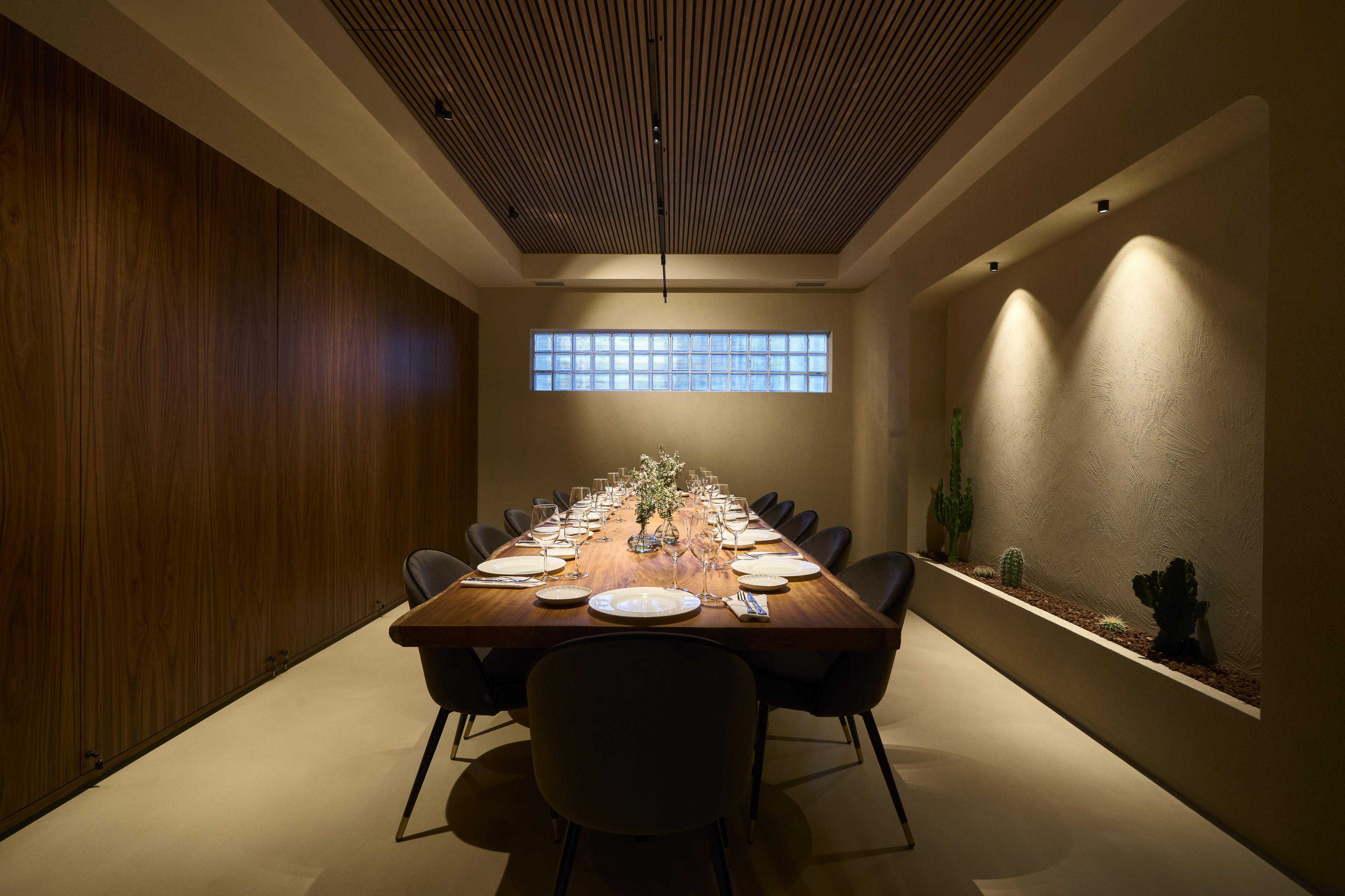 Finiture naturali in argilla per pareti, pavimenti e soffitti del ristorante Alberte a Vigo. Intonaco di finitura in argilla TerraVista Strutturato applicato su pareti, pittura in argilla TerraSilk Strutturato sui soffitti, TerraFloor Commercial Liscio sui pavimenti. Tutti i prodotti in color Panna. Progetto di Maison Brisset, Foto di Chou Pesqueira