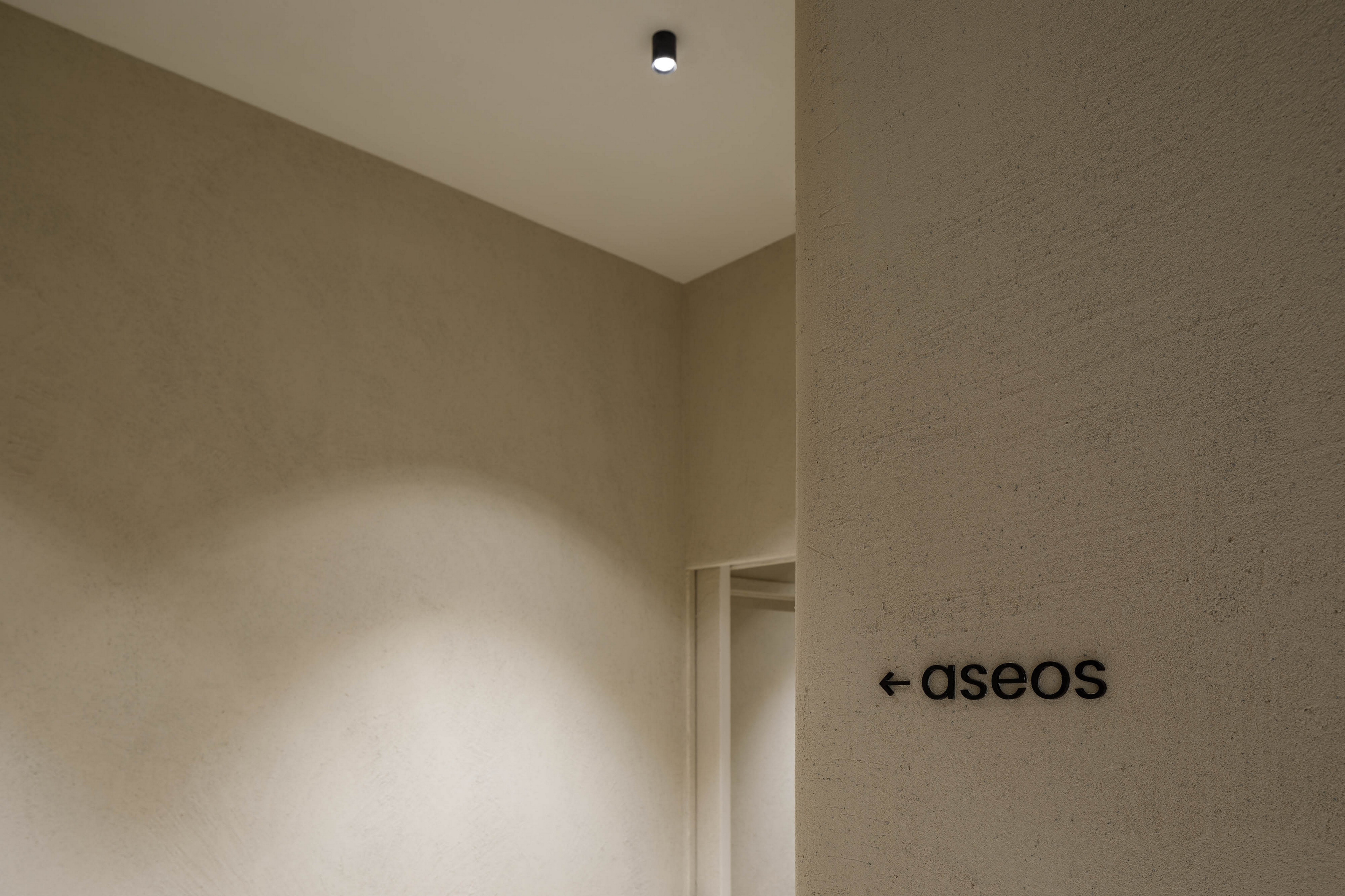 Finiture naturali in argilla per pareti, pavimenti e soffitti del ristorante Alberte a Vigo. Intonaco di finitura in argilla TerraVista Strutturato applicato su pareti, pittura in argilla TerraSilk Strutturato sui soffitti. Tutti i prodotti in color Panna. Progetto di Maison Brisset, Foto di Alex Fernandez Photography